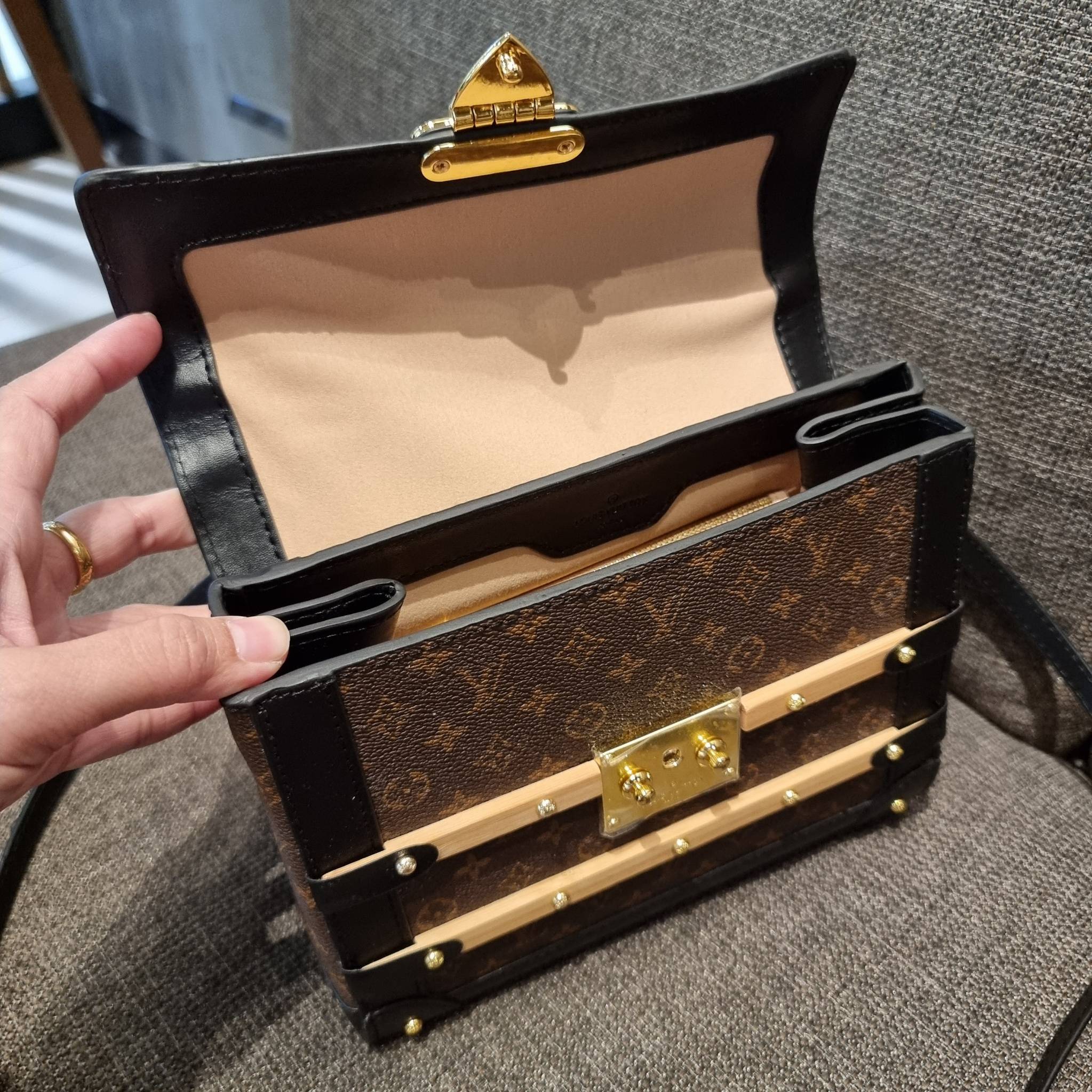 ใหม่ล่าสุดจาก LV monogram vintage box bag มาพร้อม box set สุดหรูรุ่นนี้ดีเทลยอดเยี่ยม เก็บรายละเอียดได้ดีและโดดเด่น ถือแล้วผู้ดีมาก!! วัสดุหนังแคนวาสสลับหนังแท้ เปิด-ปิดด้วยตัวบีบล็อค แน่นหนา ภายในโล่งกว้าง เลิศตรงที่เก็บทรง ขยายทรงด้านข้างได้ คอนโทรลด้วย