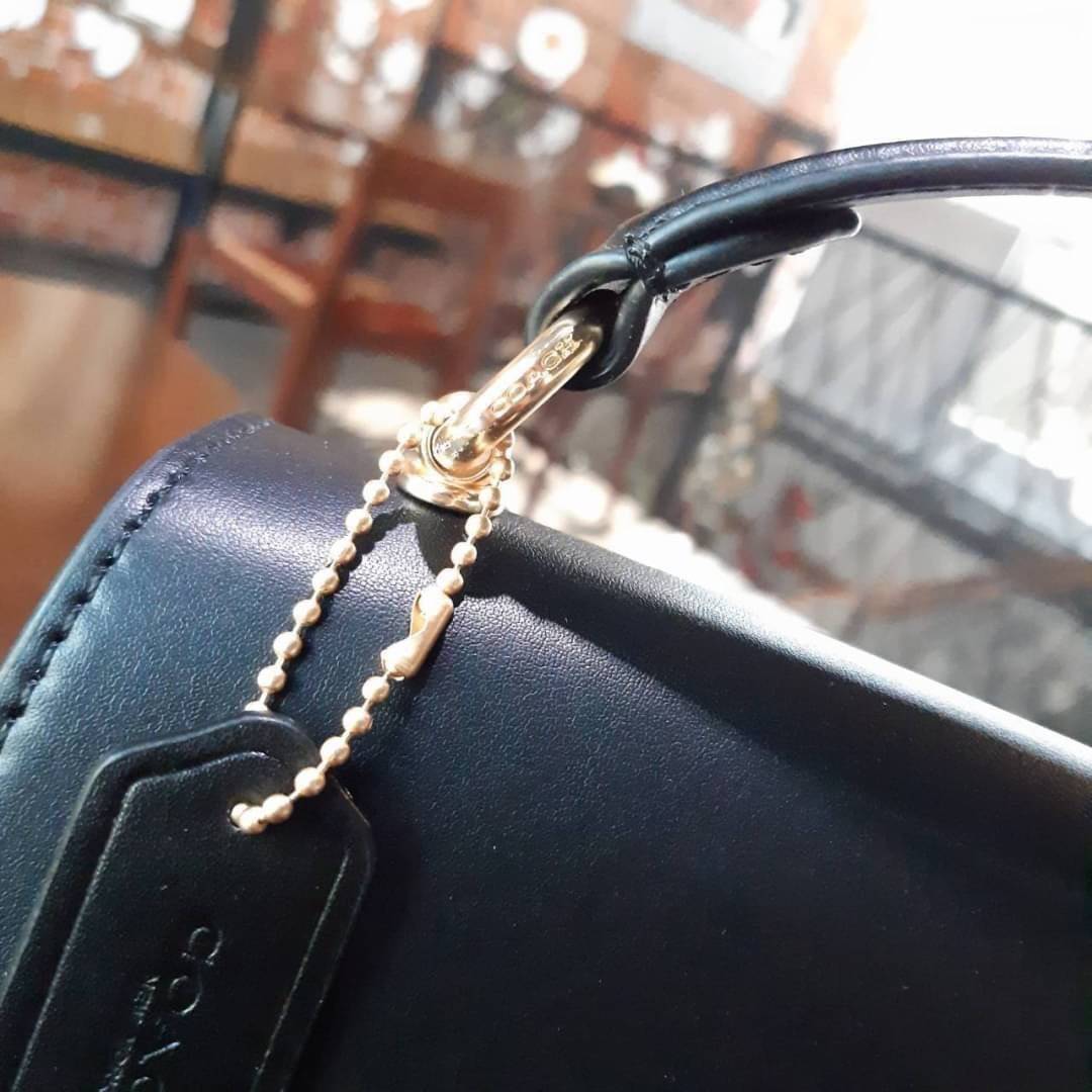 COACH TILLY SATCHEL 23 IN SIGNATURE CANVAS ((C1802//C1439/C1435)) กระเป๋า crossbody สวยหรู ขนาดใหม่ พร้อมสีมาใหม่!! ดีไซน์ย้อนยุค วัสดุหนังแคนวาสเคลือบลายสลับหนังแท้ มาพร้อมหูจับในตัว และสาย crossbody ปรับได้ตามตัว เปิด-ปิดด้วยตัวบิดล็อค ภายในโล่ง บุกำมะห