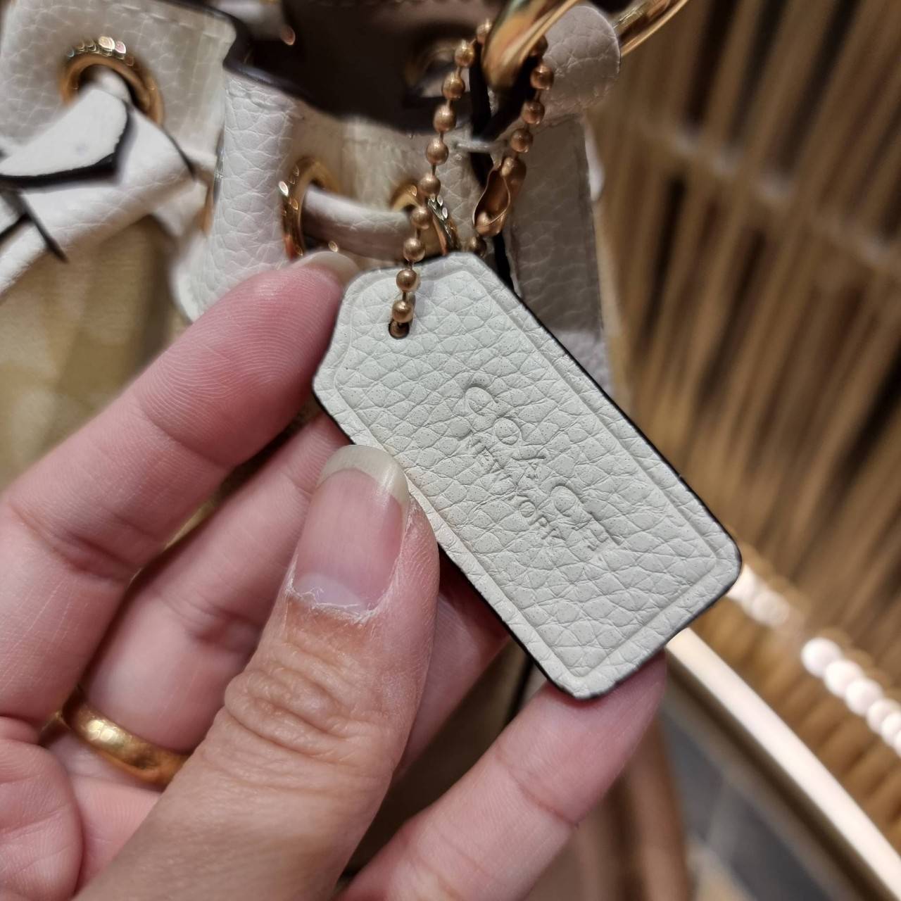 COACH C5121 DEMPSEY 15 DRAWSTRING MINI BUCKET BAG น้องคนสวยมาใหม่จ้า รุ่นใหม่กริ๊บ!! ยังไม่เข้าช็อปไทย ละมุนคุณหนูต้องมาแล้วแหละ กระเป๋าทรงถังไซส์มินิ ใช้งานง่ายด้วยการรูดหนังปิดรอบปากกระเป๋า ทุกอย่างลงตัวที่สุด!! มาพร้อมตัวห้อยรูปหัวใจสีทองกุ๊กกิ๊ก น่ารั