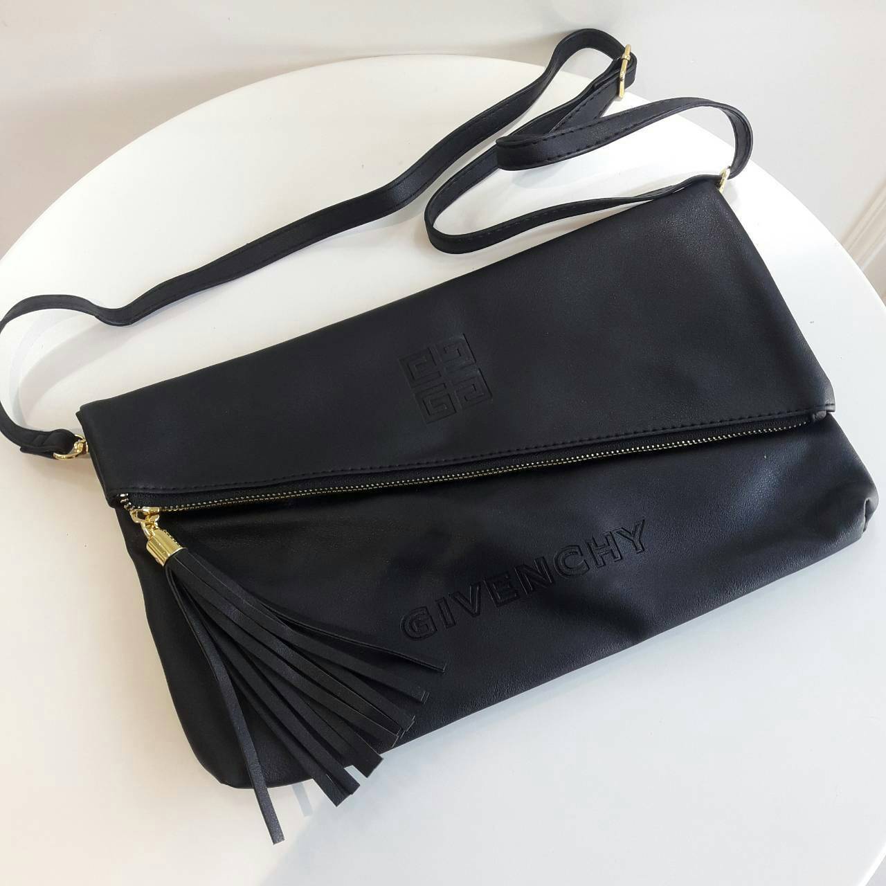 GIVENCHY ENVELOPE CLUTCH BAG กระเป๋าสะพายหรือ cluth bag วัสดุหนัง PU. ดีไซน์เก๋ ซิปเฉียงพร้อมซิปแบบพู่ สามารถสะพายหรือถือเป็น cluth ได้ค่ะ ภายในจุได้เยอะ ใส่ มีช่องซิปเล็กอีก 1 ช่อง ซับในลายแบรนด์ ใบนี้ all in 1 ค่ะ คุ้มสุดๆ