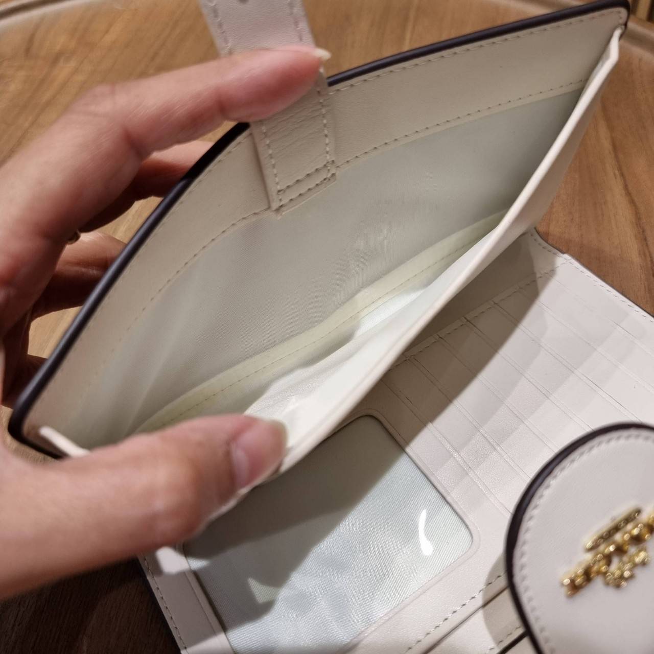 พร้อมส่ง 7 สี COACH C2874 TECH WALLET IN COLORBLOCK SIGNATURE CANVAS จัดให้สีใหม่ก่อนใคร!! ดีไซน์ใหม่ คอลเลคชั่นสวยหรู กระเป๋าสตางค์พร้อมสายคล้องมือ ง่ายต่อชีวิตมากจ้า!! มันดีอะไรเบอร์นี้ ใส่ได้ทั้งบัตร และโทรศัพท์ก็ใส่ได้ทุกรุ่น แถมยังมีช่องซิปแยกไปอีก ช