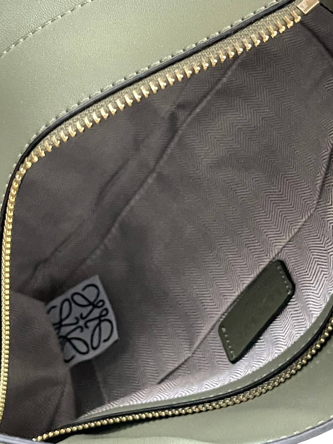 Loewe Puzzle Hobo bag กระเป๋ารุ่น Puzzle มีความพิเศษในหลายด้าน ไม่ว่าจะเป็นรูปทรงที่แปลกใหม่ มินิมอลด้วยโลโก้อนาแกรมแบบประทับ ดูหรู เป็นกระเป๋า Unisex ที่ไม่ว่าคุณจะเป็นผู้หญิงหรือผู้ชายก็ใช้งานได้ ลายกระเป๋าได้มาจากการนำหนังมาเย็บต่อกันทั้งหมด ถึงแม้ว่าข