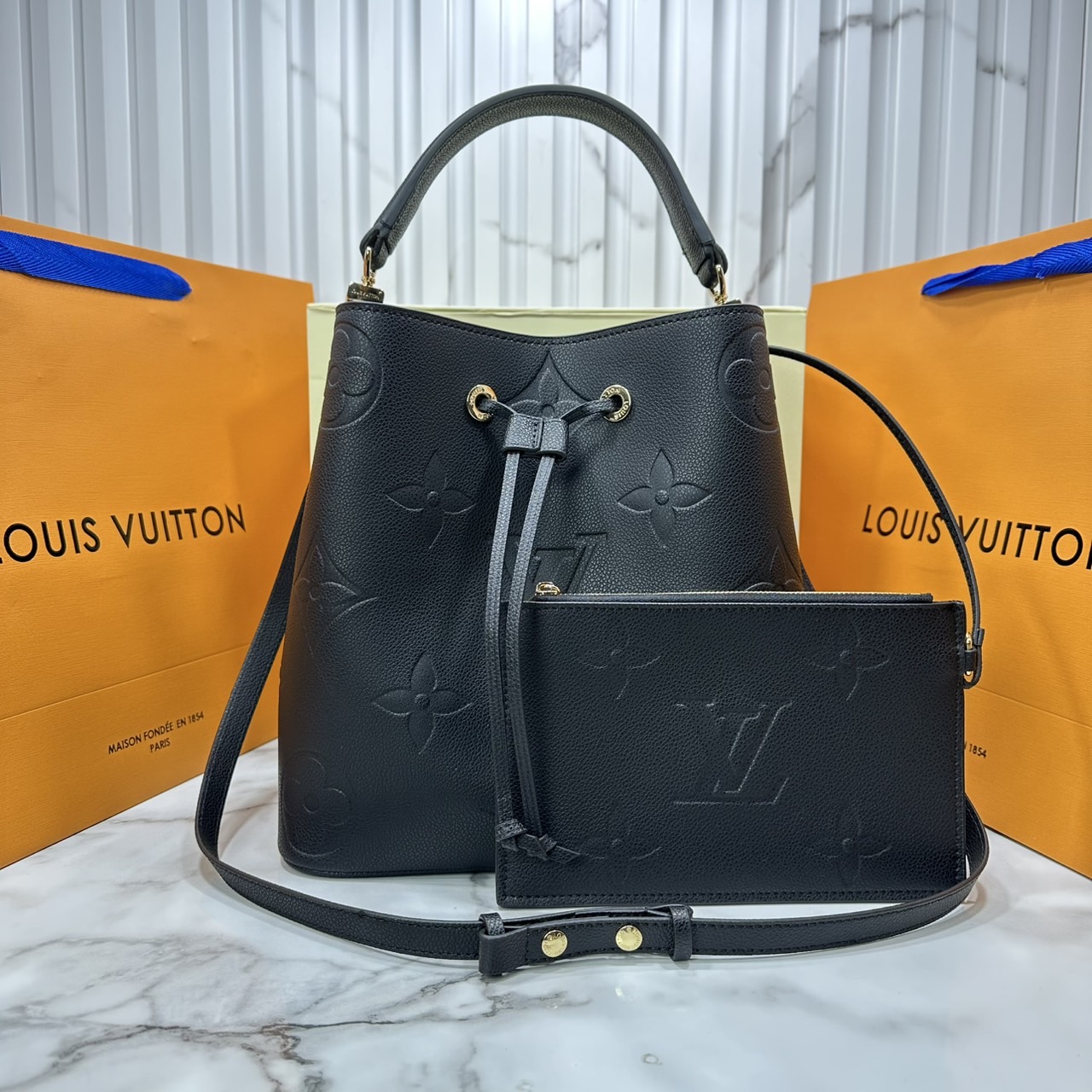 ORI หนังแท้ | LV NeoNoe MM Bucket bag Monogram Flower กระเป๋าสะพายทรงบัคเก็ต เอกลักษณ์ LV และลาย Monogram Flower อันโดดเด่นเพิ่มสไตล์ มีเสน่ห์ชวนหลงใหล