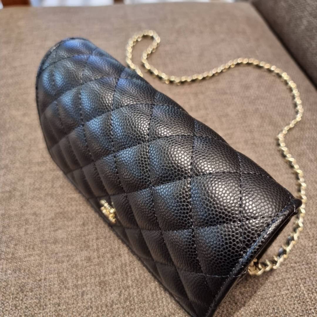 VIP 🥂 CHANEL WOC ฮอตกว่ารุ่นนี้คงไม่มีแล้ว!! เป็นรุ่นที่ถูกถามหาเยอะสุด!! ขายดีสุด!! และหมดไวมากๆ กระเป๋าสะพายข้างหนังลายคาร์เวีย มาพร้อมโซ่สะพายในตัว (ถอดออกไม่ได้) อะไหล่ทอง ดูผู้ดี้ ผู้ดี!! เปิด-ปิดกระเป๋าด้วยกระดุมแม่เหล็ก ภายในกระเป๋าเป็นช่อง