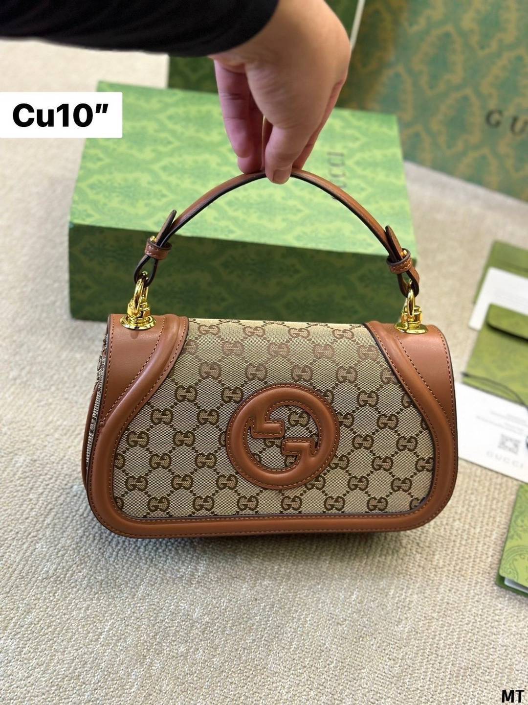 GUCCI Blondie small top handle bag กระเป๋าสะพายรุ่นใหม่สุดไอคอนนิก หนังแคนวาสสวยมากแถมยังมีกลิ่นหอมอ่อนๆ มาพร้อมหูจับและสายสะพายยาวปรับระดับได้ เหมาะมากสำหรับให้เป็นของขวัญ หรือจะให้ตัวเองก็ดีงามมากๆ
