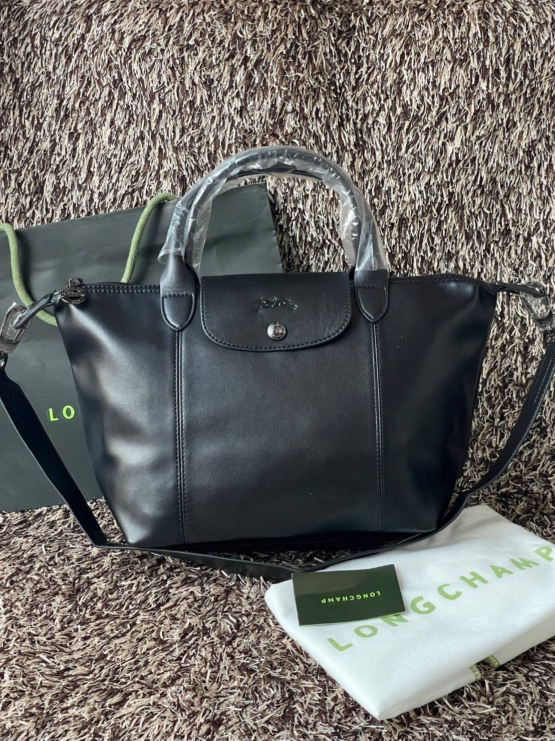 Longchamp Le Pliage Cuir Top handle bag S เรียกว่าเป็นกระเป๋าอีกหนึ่งรุ่นที่ไม่ว่ายังไงก็ฮอตฮิตและติดเทรนด์ตลอดไม่เคยเปลี่ยนกับ ทรง Le Pliage Cuir หนึ่งในตระกูลกระเป๋าสุดไอคอนิกจากแบรนด์