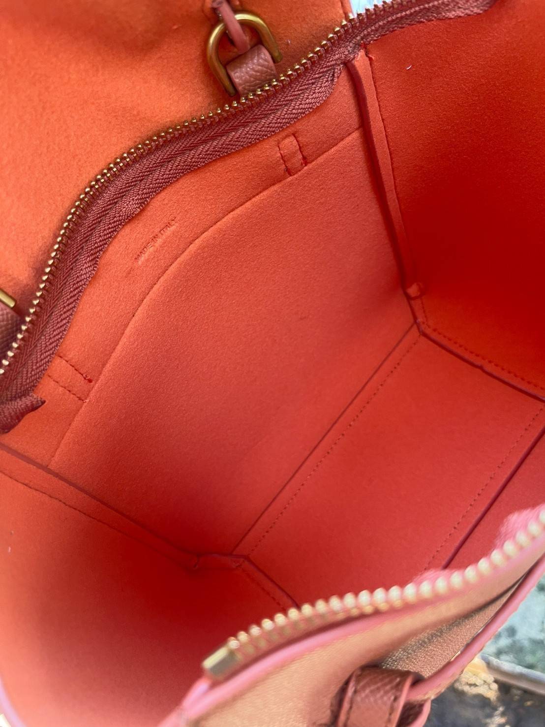 Celine NANO BELT BAG กระเป๋ารุ่น Belt Bag จาก CELINE เป็นกระเป๋าถือที่มีสไตล์มินิมอล และดูเรียบง่าย แต่หรูหรา ครองใจสาวก CELINE ได้เป็นอย่างดี โดยรวมแล้วรูปทรงของกระเป๋าถือว่าออกแบบมาได้อย่างพอดี ไม่มากหรือน้อยจนเกินไป คือช่วยให้คุณดึงดูดสายตาของผู้คนให้ม