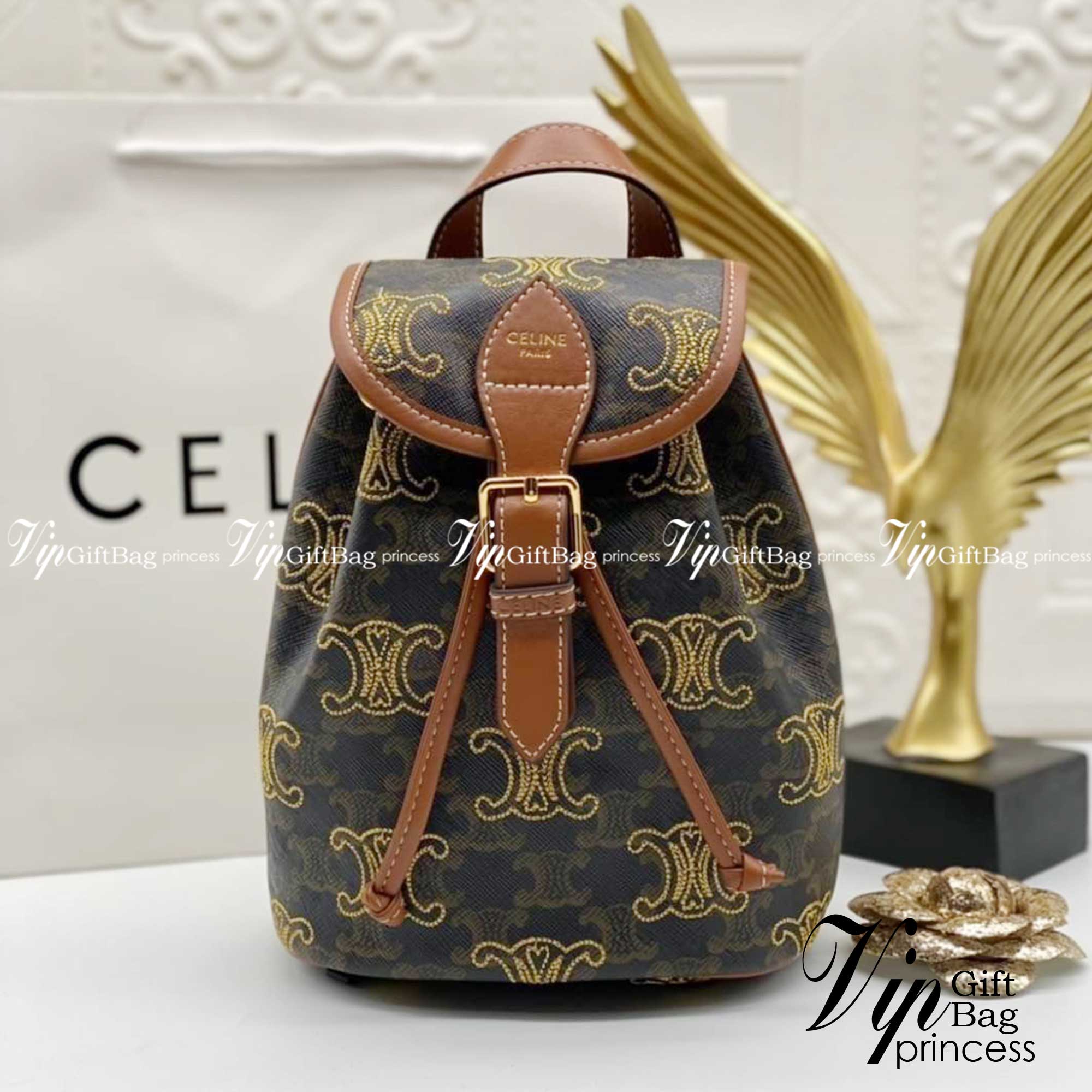 Celine Backpack / CELINE MINI BACKPACK FOLCO in TRIOMPHE CANVAS WITH TRIOMPHE HEART EMBROIDERY มินิเป้เซลีน คอลเลคชั่นสุดคูล โลโก้ลายปัก ดีเทลเดินด้ายรูปหัวใจ คละรอบใบ อีกหนึ่งไอเท็มที่ขาดไม่ได้ สำหรับสาวๆที่ต้องการ การใช้งานอย่างคล่องตัว และใส่สิ่งของได้