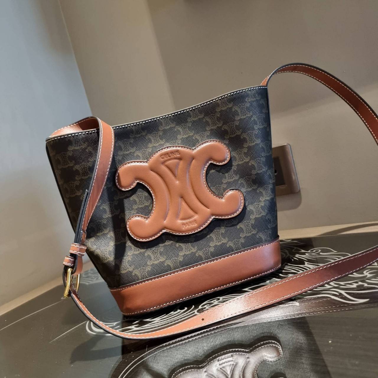 VIP 】CELINE BUCKET BAG CUIR TRIOMPHE คอลเลคชั่นใหม่ ฮิตข้ามปี กับกระเป๋าสะพายทรงถัง ใช้งานง่ายที่สุด สายสะพายในตัว ปรับใช้ได้เลย วัสดุหนังวัว เรียบหรู ผู้ดีไปอีก โดดเด่นด้วยโลโก้เอกลักษณ์ มีกระดุมปิดที่ปากกระเป๋า ภายในโล่งกว้าง ใส่ของแบบจุๆไปเลย เป็นรุ่นท