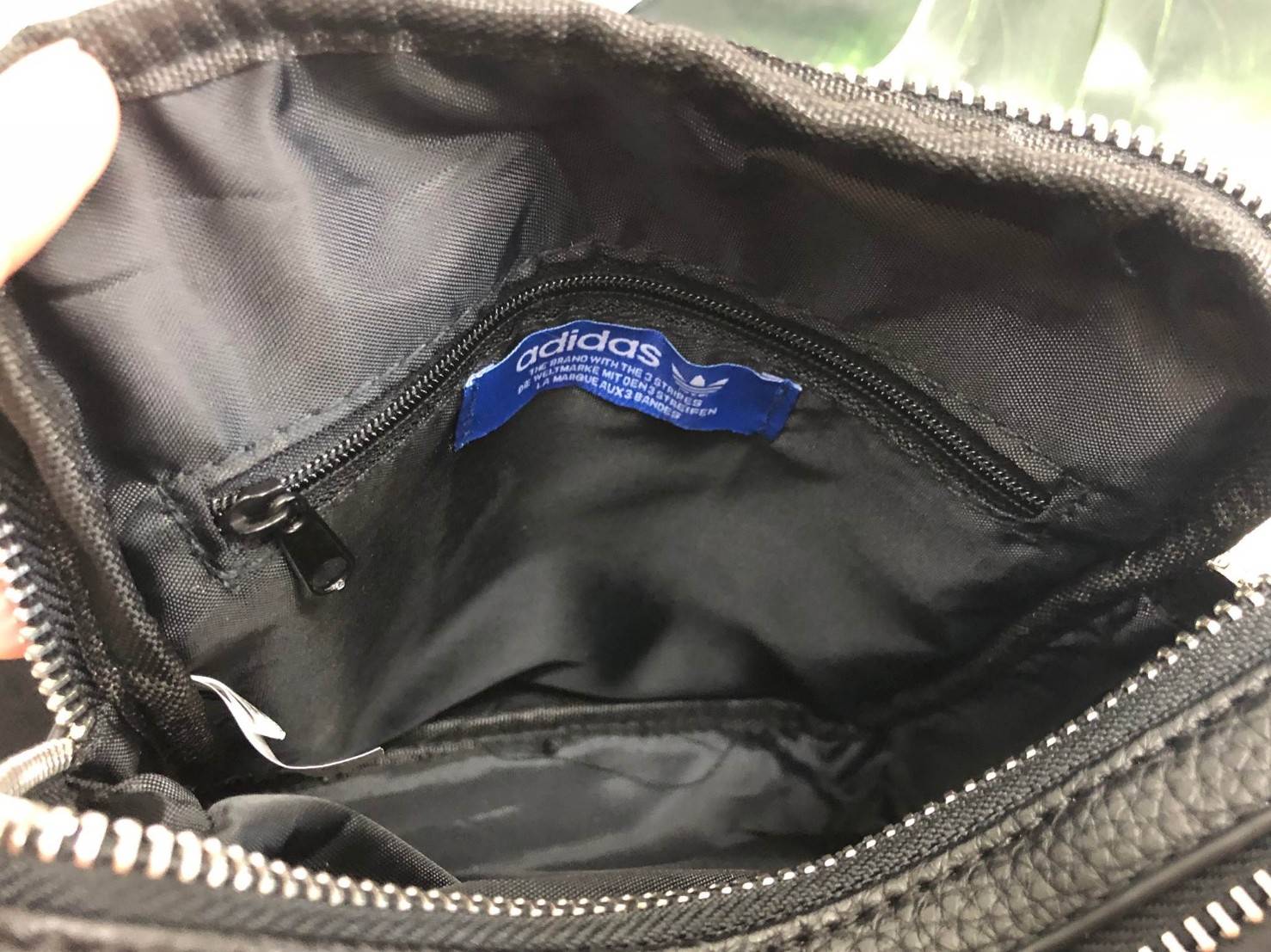 ADIDAS MESSENGER BAG กระเป๋าสะพายข้าง หรือ crossbody วัสดุ pu. น้ำหนักเบา ด้านหน้ามีโลโก้แบรนด์ ตัวกระเป๋า แบ่ง 3 ช่องซิป ช่องซิปหลักกว้าง ใส่ wallet ยาวได้ มาพร้อมสายยาวปรับได้ค่ะ