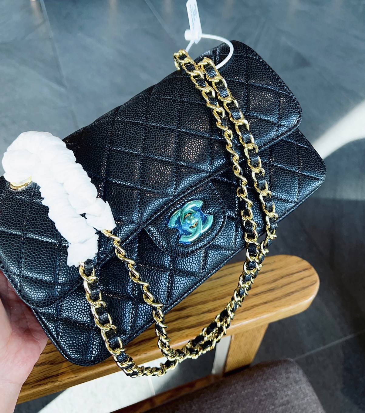 CHANEL CLASSIC CAVIAR LEATHER BAG กระเป๋าคลาสสิกรุ่นยอดนิยม รุ่นที่ใช้ได้ทุกยุคทุกสมัยจริงๆ ไม่มีคือพลาดที่สุด ^^ สวยยันเงาค่าสาวๆ! 🧡 เกรดออริจินอล ใช้งานต่างประเทศได้