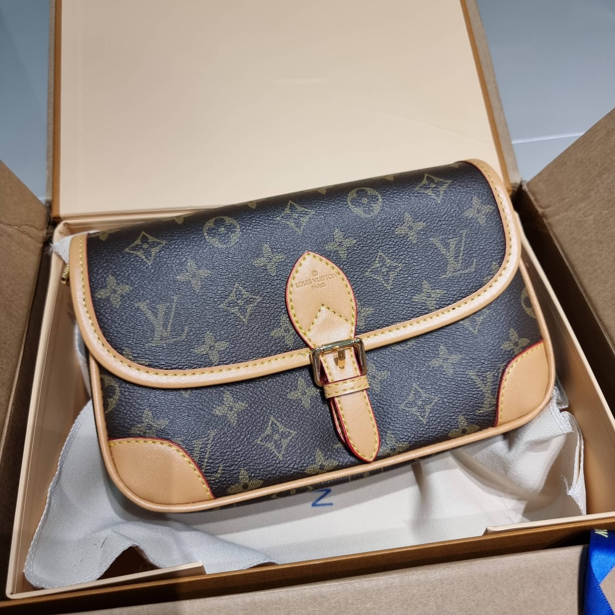 LV Diane Monogram Bag / LV multi handbag กระเป๋ามัลติฟังก์ชั่นสุดคุ้ม ดีไซน์ออกมาน่ารักน่าใช้มากๆ วัสดุหนังแคนวาส มีสายมาให้ถึง 2 แบบ สายหนังคล้องไหล่ได้ และสายสปอร์ตครอสบอดี้ได้ ปรับเปลี่ยนใช้ตามลุคแต่ละวันได้เลย