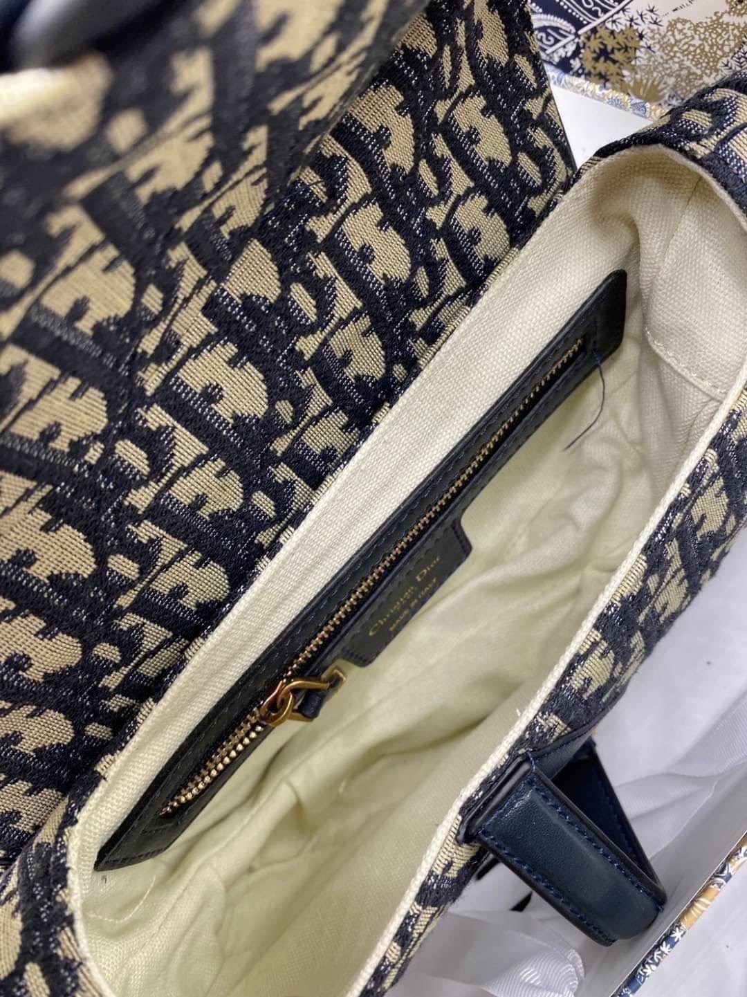 หนังแท้ DIOR SADDLE BAG Oblique Embroidery รุ่นใหม่ กระเป๋ารุ่นยอดนิยมตามแบบฉบับแบรนด์ งานทอลายคมชัด ใช้งานได้ 2 แบบ สะพายยาว CROSSBODY และสายสั้นถือได้เก๋ๆ ลุคนี้คูลสุดๆ เลยค่าา ภาพถ่ายจากสินค้าจริง! สวยมาก พร้อมส่งที่ไทยราคาสุดคุ้ม สาวๆ ห้ามพลาดค่ะ!