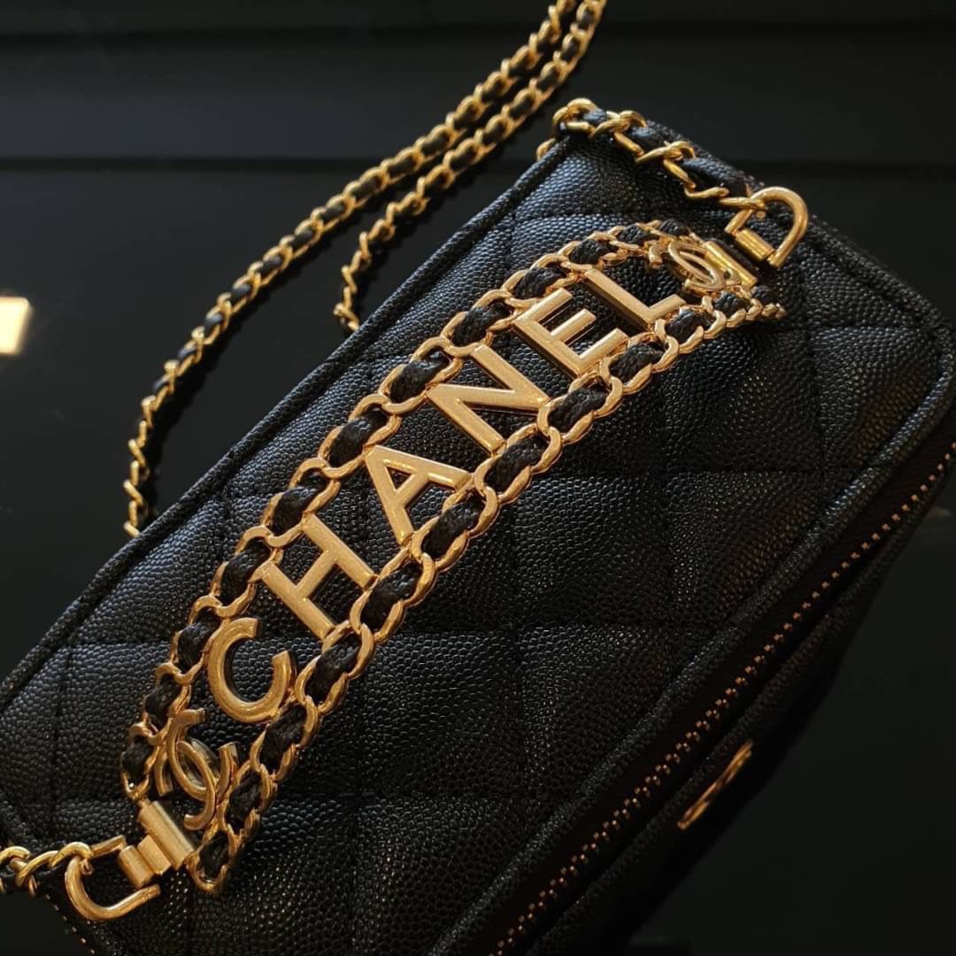 ใบน่ารักปุ้กปิ้ก กระเป๋าสะพายครอสบอดี้ CHANEL CAVIAR QUITED SMALL VANITY CASE WITH CHAIN BAG งานเกรดสินค้าสมนาคุณ ทรงสวยหรู มีหูถืออะไหล่ทองชื่อแบรนด์