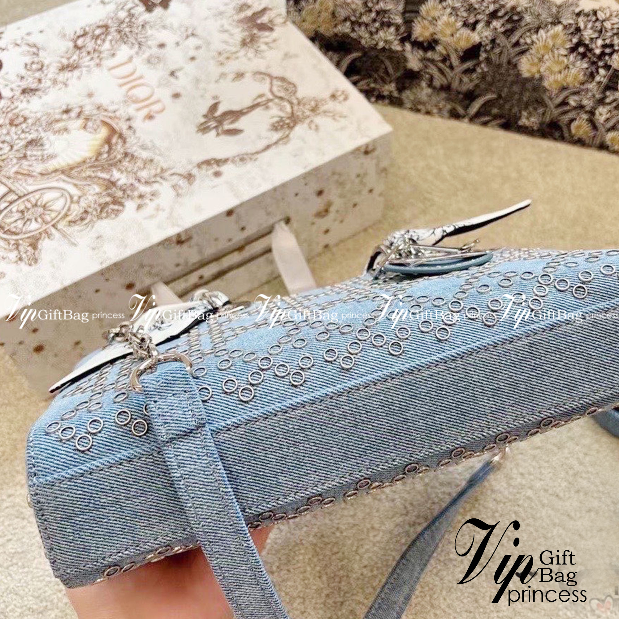 DIOR D-Joy Bag Cannage Denim / Dior Lady Bag กระเป๋าสะพายดิออร์ใบนี้คือราชนิกุลมากแม่ความเลดี้ดิออร์ที่เกินต้าน งานชนช้อปปังสุด ถือสลับแท้ไม่โป๊ะแน่นอน ราคาเบาสุด ภาพถ่ายจากงานจริง สวยเหมือนในรูป พร้อมส่งที่ไทย