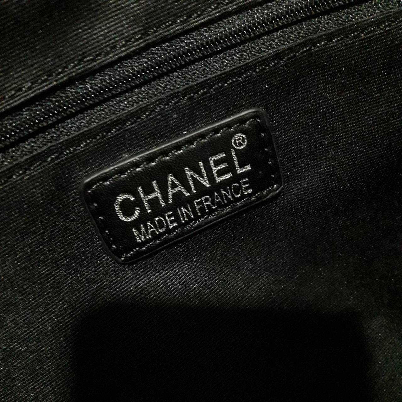 สีใหม่เข้าค้า ~~ รุ่นที่สาวๆรอคอย Chanel tote canvas bag จากงานพรีเมี่ยม VIP GIFT รุ่นดังเลยค้า Size ใหญ่อลัง บอกเลยว่า **งานดีที่สุด ตัวกระเป๋า กระเป๋าผ้าเป็นผ้า canvas เนื้อดีสมราคา สัมผัส นุ่มลื่นมือมากกกก อะไหล่เงินปั้มแบรนด์แท้ทั้งใบ ด้านหน้าปัก logo