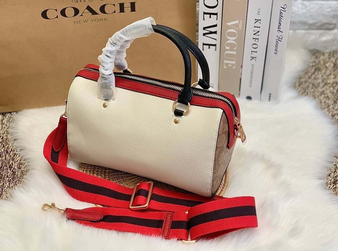 LIMITED EDITION💥 🌈สวย+คุณภาพ สินค้าต้องมีค่า Coach X Peanuts Rowan Satchel With Snoopy ((C6164)) พร้อมส่งที่ไทย ใหม่ล่าสุด ห้ามพลาดค่าา! สวยกันให้สุด กับกระเป๋าทรงหมอน ขนาดกลางกำลังดี หนังแท้นิ่ม ลายหนังสวยงามมากๆค่ะ 🔺ด้านหน้ามีโลโ