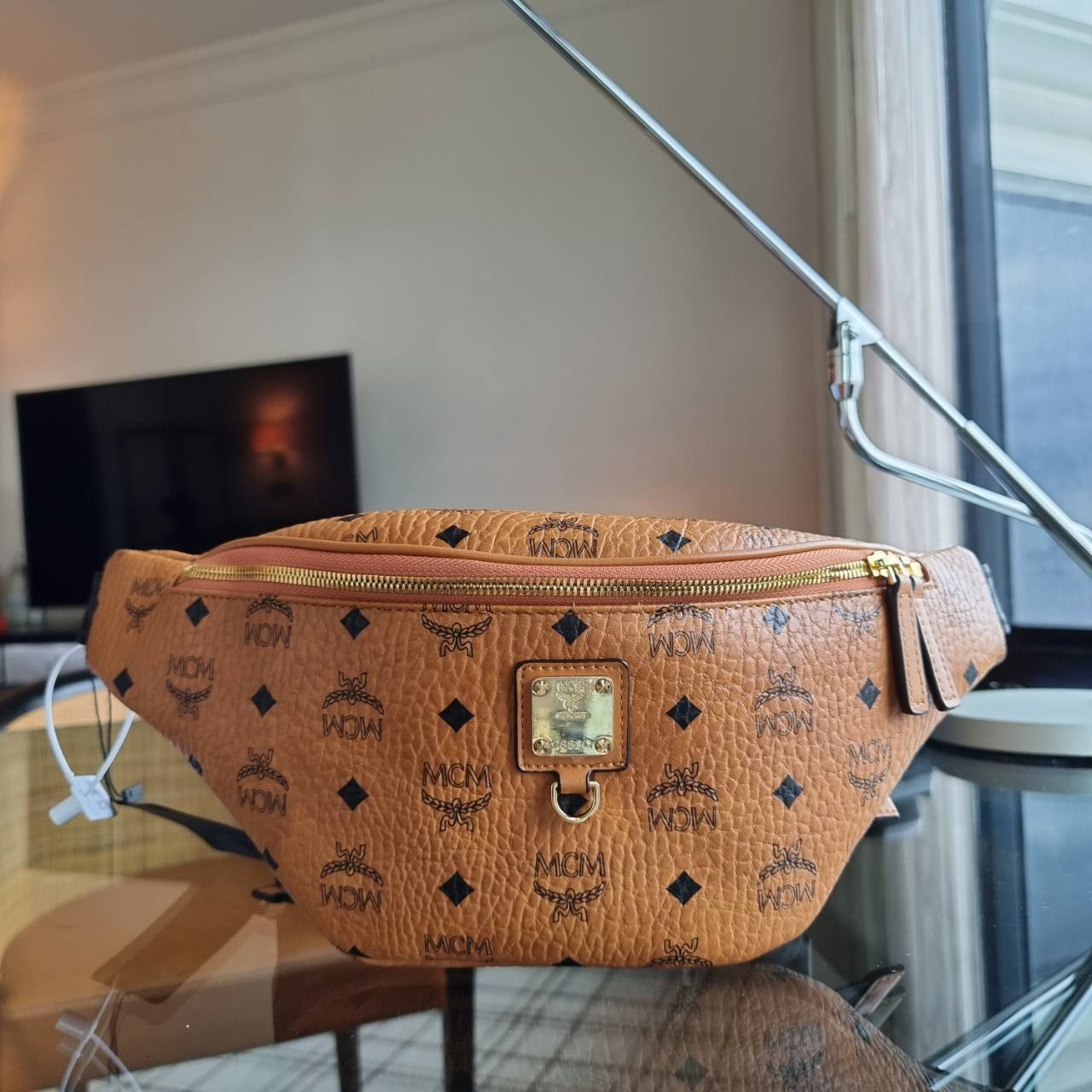 M.C.M FURSTEN BELT BAG IN VISETOS กระเป๋าคาดอกยอดฮิต หนุ่มๆสาวๆใช้ได้ไม่มีเบื่อ รุ่นขายดี ลายวิเซโต้เอกลักษณ์ ทั้งสปอร์ตและดูหรูในตัว ใช้งานง่าย ได้ทุกลุค วัสดุหนังแคนวาสคุณภาพดี มีช่องซิปหลัก และซิปด้านหลังกระเป๋า ภายในเป็นช่องโล่งบุผ้าซับอย่างดี รุ่น un