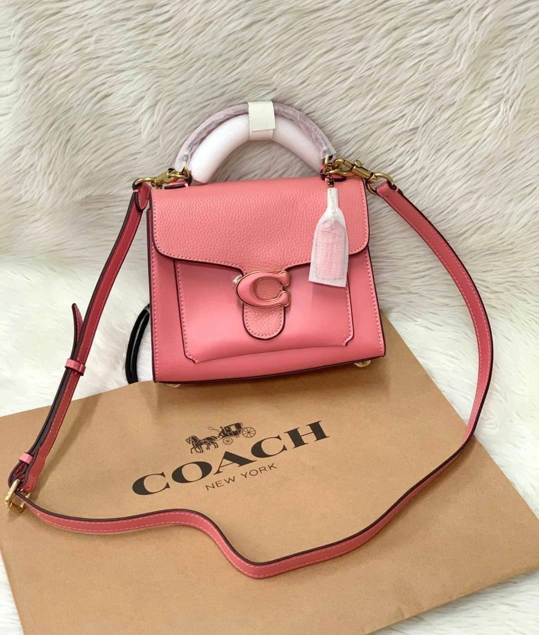 COACH TABBY TOP HANDLE 20 พร้อมส่งที่ไทยค่ะ! กระเป๋าหิ้ว//สะพายข้างได้ หนังแท้อย่างดี กหนึ่งใบทำหนังสองลายได้อย่างสวยงาม พร้อมโลโก้รุ่นใหม่ล่าสุดดูดีมากๆค่ะ เปิดปิดกระเป๋าแบบกดล็อค ภายในมีช่องหลักสองช่อง ใส่มือถือได้ทุกรุ่น;กระเป๋าเงินใบกลางได้;ของจำเป็นจ