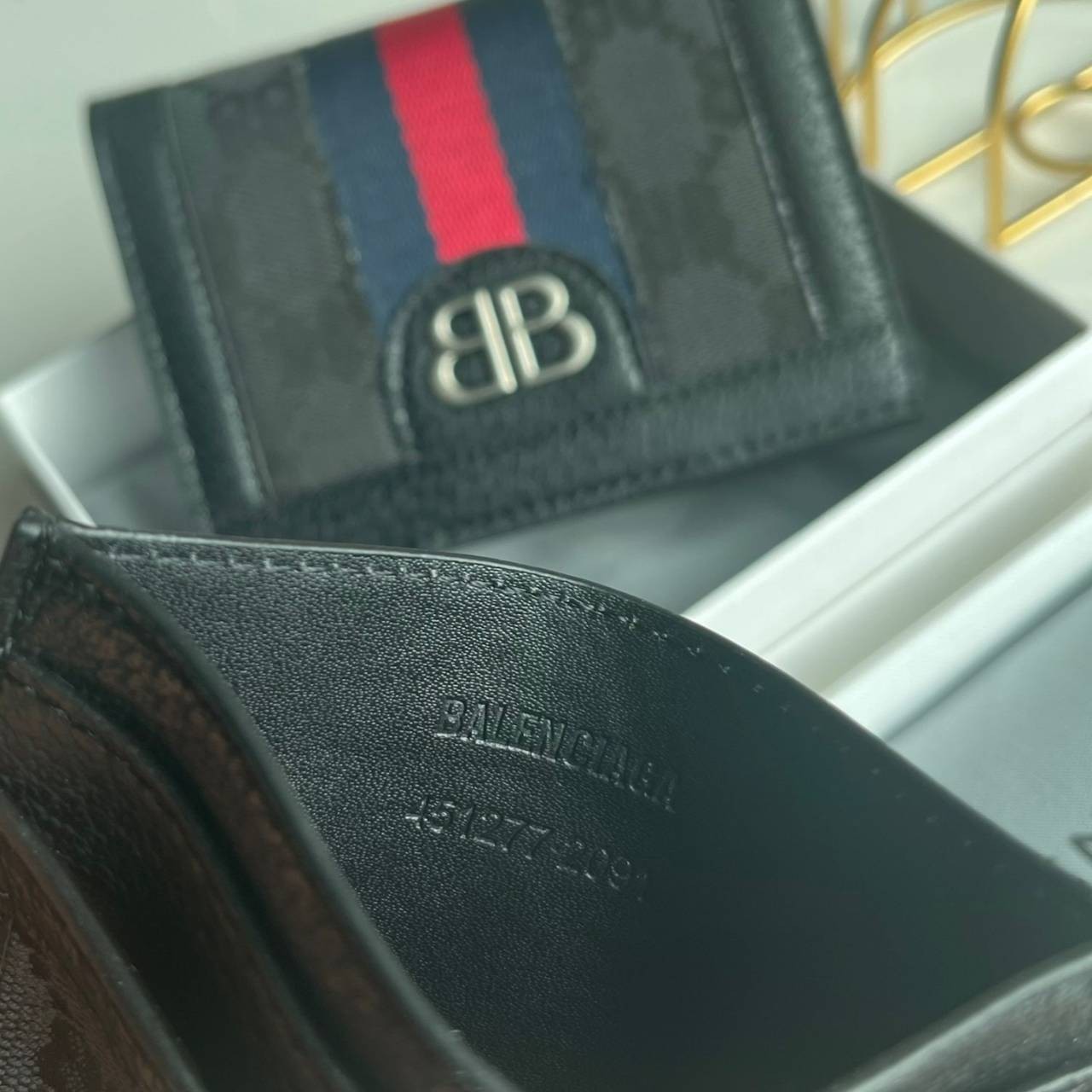 หนังแท้ Gucci X Balenciaga Card Holder The Hacker Project มาแล้วจ้า ฮิตมาก อย่าตกเทรนน้าา ใช้ได้ทั้งหญิงชาย งานหนังแท้สวยมากค่ะ ยิ่งใช้หนังยิ่งสวย พร้อมส่งที่ไทย ภาพสินค้าถ่ายจากงานขายจริง ใช้งานต่างประเทศได้