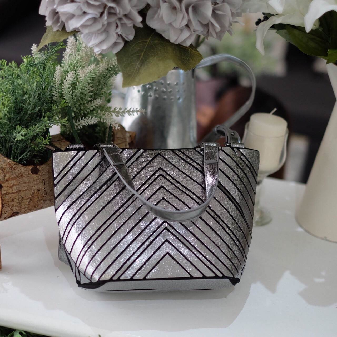 ลายใหม่ V shape หนังวิ้งๆ ลาย Limited edition หายาก สวย modern มากค่า 👍ปรับทรงได้ 2 แบบ น่ารักมาก สี Gloss grey สวยเข้ากับชุดง่ายมาก 💥💥น้ำหนักเบาเพียงแค่ 3.5 ขีดเท่านั้น !!!! 📌📌กระเป๋า จากแบรนด์ David Jones กระเป๋าส