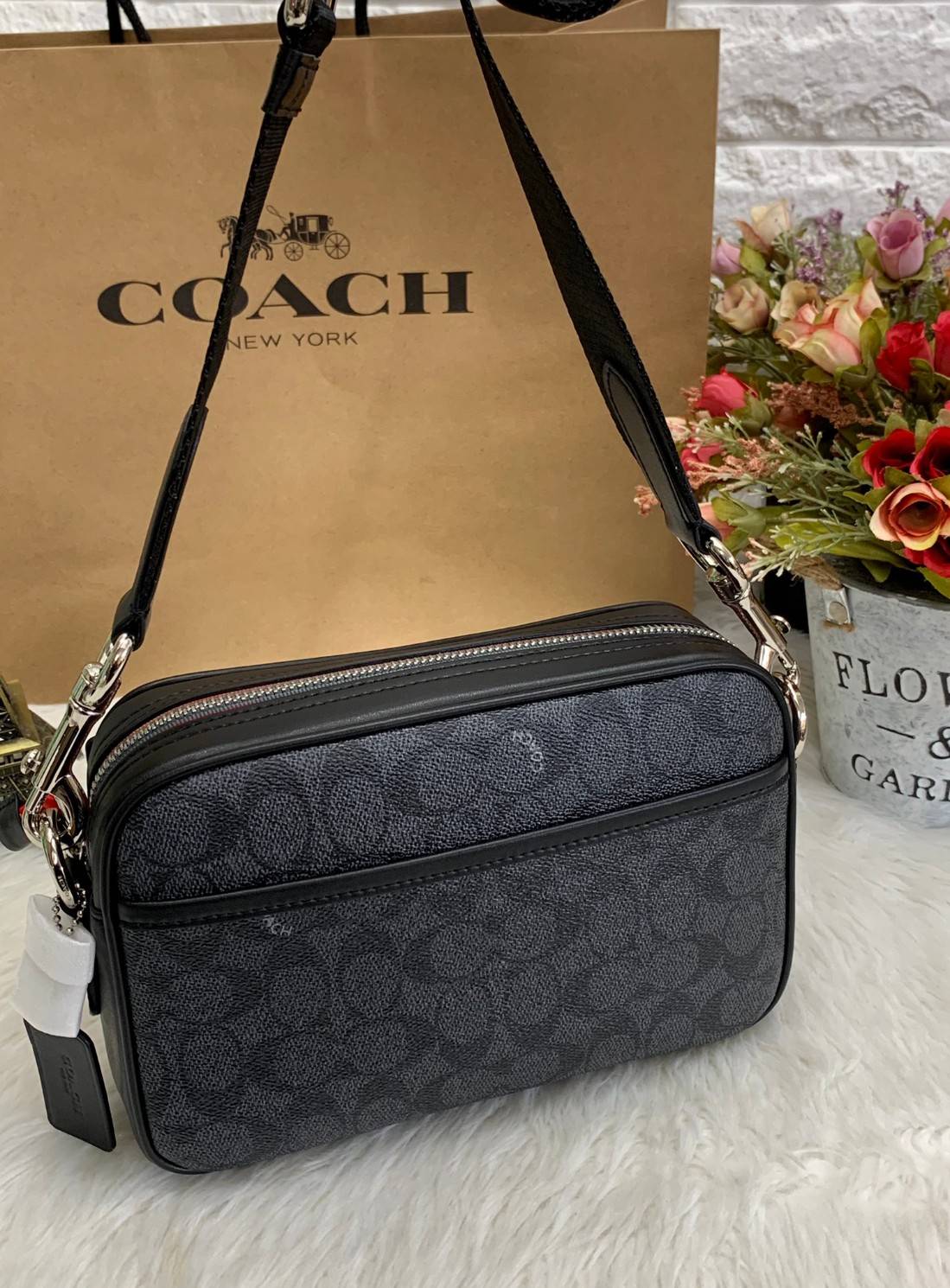 COACH ACADEMY CROSSBODY IN SIGNATURE WITH VARSITY ZIPPER ((768, 960)) พร้อมส่งที่ไทยอีกครั้ง! ได้ไปหลงรักแน่นอนค่ะ😘 กระเป๋าสะพายครอสบอดี้ร์ของคุณผู้ชาย((สาวหล่อใช้ก็สวยทีเดียว)) หนังแท้อย่างดี หนังนิ่มมือดีค่ะ