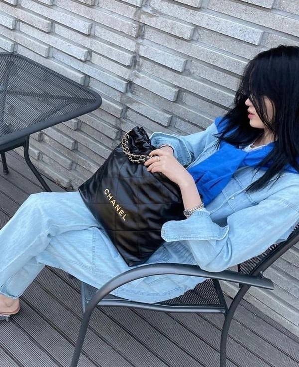 Chanel ss22 Logo CC shopping tote / Chanel 22 handbag มาแรงที่สุดในตอนนี้ก็คือรุ่นนี้เลย ใช้งานง่ายรุ่นนี้สามารถใช้ได้ทั้งผู้หญิงและผู้ชายน้า เกินต้านที่สุดกับไอเท็มนี้ ที่สาวๆหรือใครๆก็ต้องมีแล้ว!! แค่เห็นก็หลงรัก กระเป๋าทรงสวย