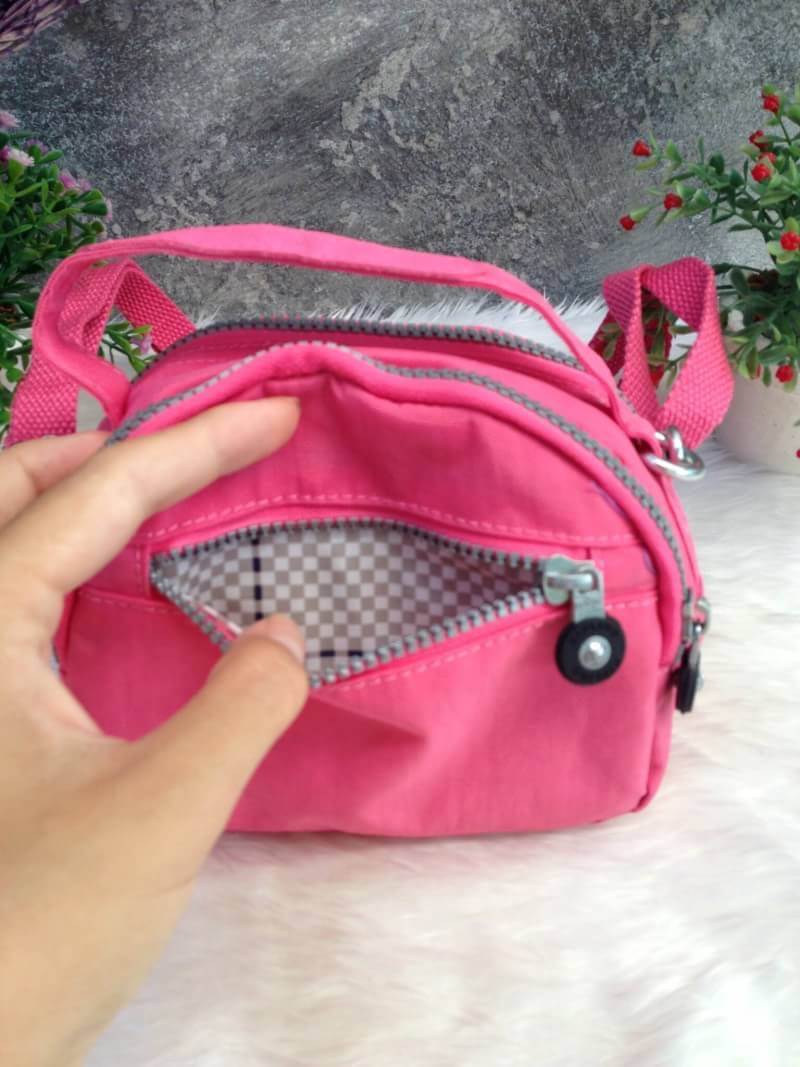 Kipling Mini Shoulder Bag K13869 Outlet Hongkong กระเป๋าสะพายไหล่ใบเล็กน่ารัก วัสดุผ้าไนล่อนกันน้ำอย่างดีตามแบบฉบับแบรนด์ แบ่งเป็นช่องซิป 3 ช่อง มีหูจับ ด้านในบุผ้าแบรนด์ มาพร้อมพวงกุญแจน้องลิง ใบนี้จุของได้เยอะน้ำหนักเบาค่ะ เหมาะมากกับการสะพายไปเที่ยวชิว