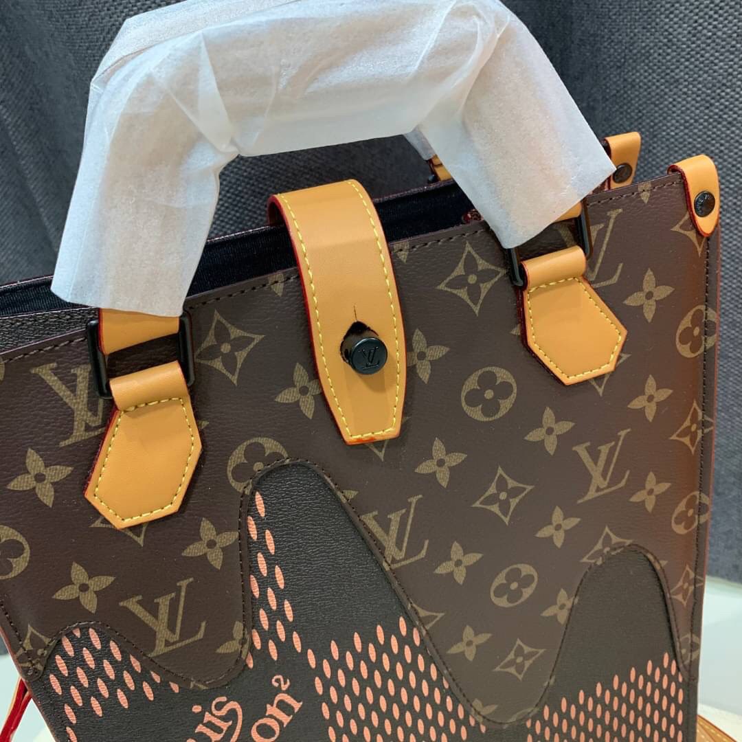 หนังแท้ LOUIS VUITTON MINI TOTE / LV MINI TOTE กระเป๋าทรงโท้ท โดดเด่นด้วยรายละเอียดของคลื่นใน Monogram เหมาะอย่างยิ่งสำหรับสิ่งของจำเป็น เช่น iPad โทรศัพท์ และสมุดโน้ต มีหูหิ้วแบบถอดได้สำหรับสะพายไหล่ ภาพสินค้าถ่ายจากงานขายจริง ใช้งานต่างประเทศได้