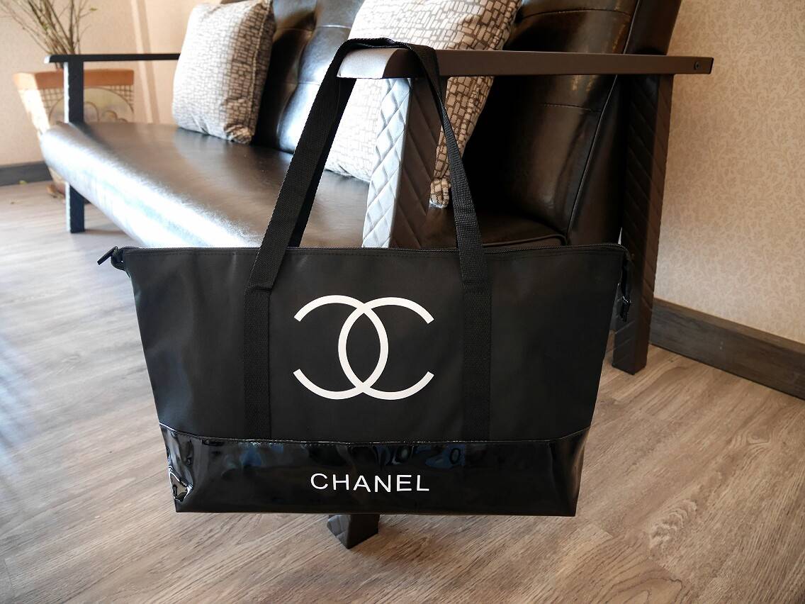 New! กระเป๋าใบใหญ่ทรง Tote จากแบรนด์ Chanel VIP gift Bag ของแท้ 100% ทำจากผ้าหนา Polyester ฐานล่างกระเป๋าทำจากหนังแก้วผิวมันเงา สวยหรู สกรีนโลโก้ชาแนลหน้าหลัง หัวซิปปั้มโลโก้ ด้านในเป็นช่องกว้าง และมีอีกหนึ่งช่องเก็บของ รุ่นนี้สะพายไหล่ สวยมาก น้ำหนักเบา 