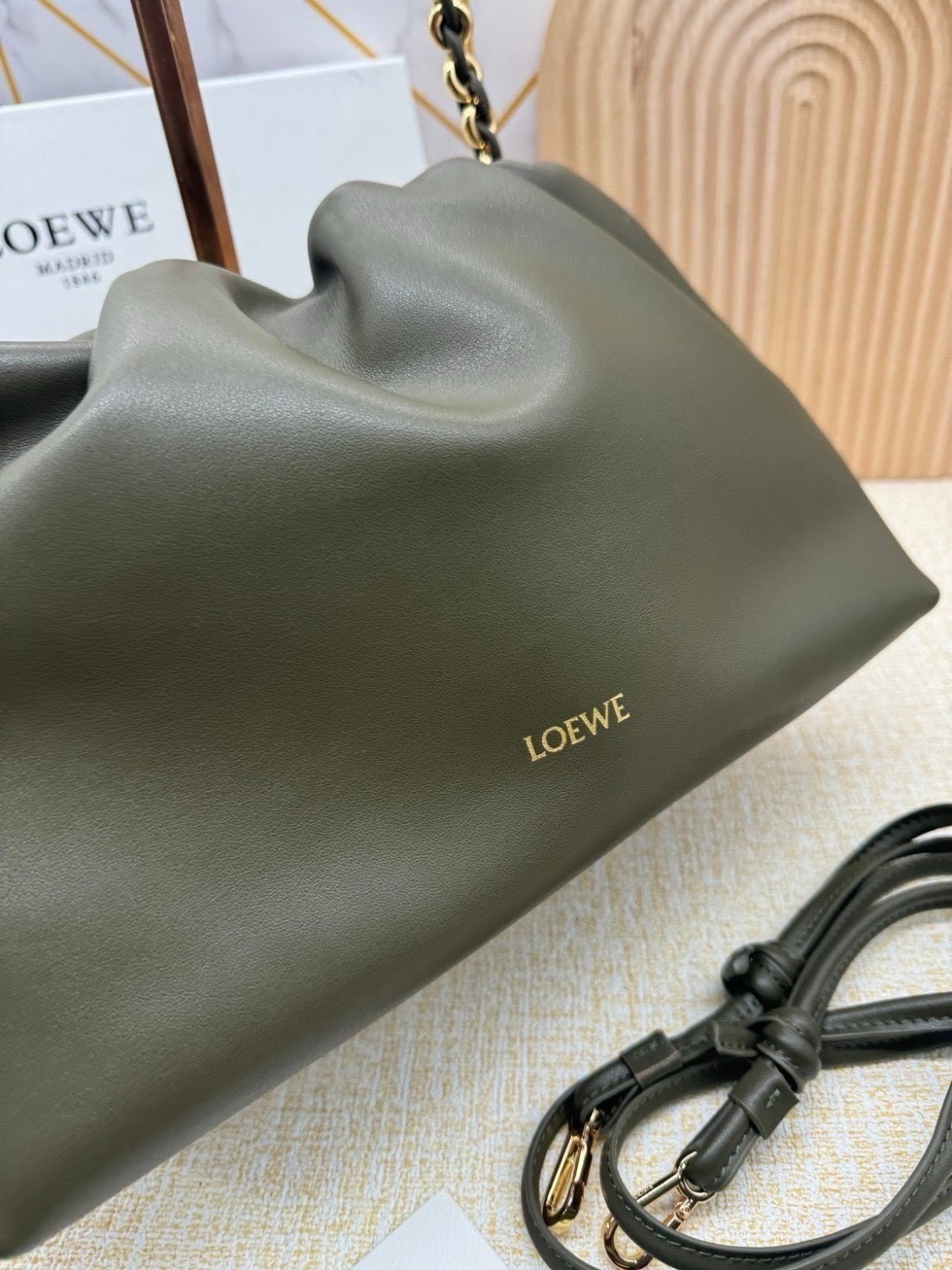 ORI หนังแท้ | Medium Loewe Flamenco purse in mellow nappa leather 30cm กระเป๋าสะพายทรงคลัช เรียบหรูดูแพง เรียบง่ายใช้งานสะดวก หนังแนปป้าให้สัมผัสนุ่มสบายผิว มาพร้อมสายสะพายร้อยห่วงหรูหรา