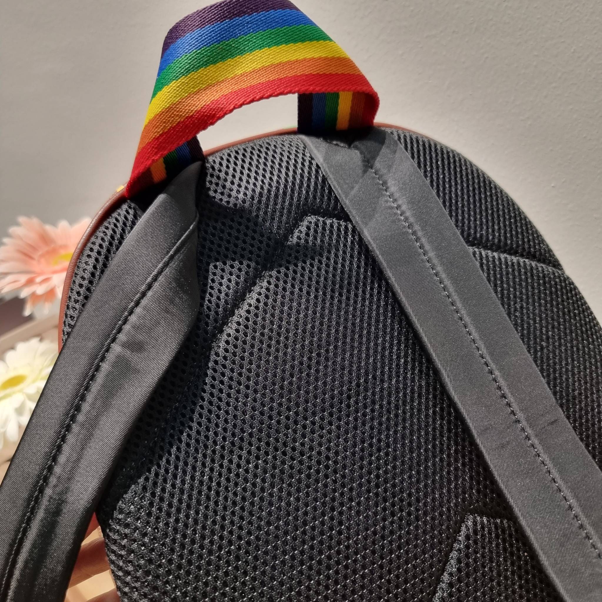 Coach Court Backpack In Rainbow Signature Canvas CA140 กระเป๋าเป้ต้องมาแล้ว ช่วงส่งท้ายปี เทศกาลที่ใครๆก็ไปเที่ยว ใบนี้ตอบโจทย์แน่นอน โดดเด่นด้วยลวดลายสีรุ้ง วัสดุหนังแคนวาส มีช่องซิปให้เลือกใส่ได้มากมาย แย่งสัดส่วนไว้เป็นอย่างดี ด้านหลังบุนวมซอฟท์หลังเวล