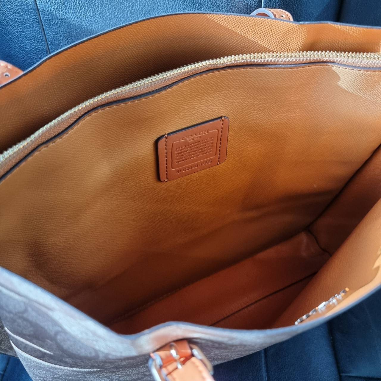 COACH 1665 MOLLIE TOTE IN SIGNATURE CANVAS กระเป๋าโท้ทใบใหญ่ ไม่ต้องกลัวของหล่นหายอีกต่อไป!! ทรงสวยใส่ของได้เยอะจริงๆ สีนี้คือคุณหนูหรูจัดมาก!! วัสดุหนังแคนวาสเคลือบลาย ภายในโล่งกว้าง มีช่องซิปกลางใส่ของได้อีก สะพายใบนี้ไปต่างจังหวัดได้สบายๆ ตอบโจทย์สาวๆท