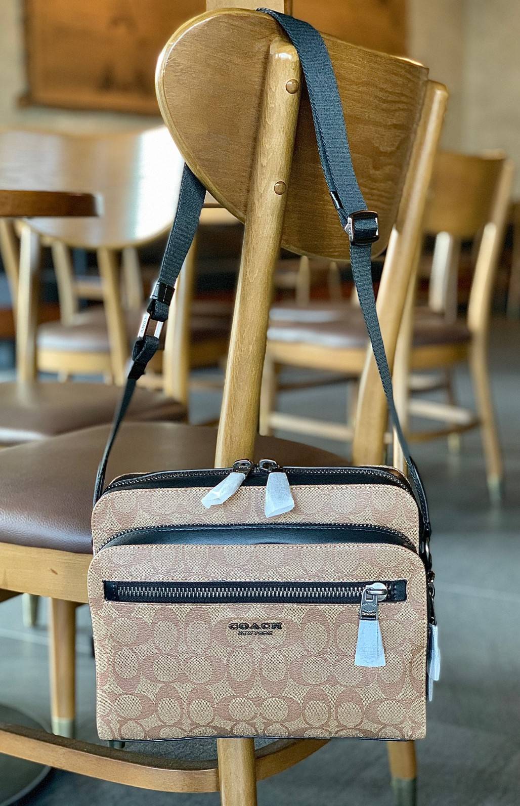 พร้อมสีออกใหม่ ห้ามพลาดค่าา!! COACH WEST CAMERA BAG IN SIGNATURE ((91485)) 🔺กลับมาตามคำเรียกร้องค่าา! กระเป๋าสะพายผู้ชาย((ผู้หญิงก็ใช่สวยทีเดียวค่ะ😘)) หนังแท้ ล่ยหนังCanvasสวยค่ะ มีช่องซิปหน้า//ช่องซิปกลางกว้าง//ช่องหลักแบบซิปคู่ ใส่สัมภาร