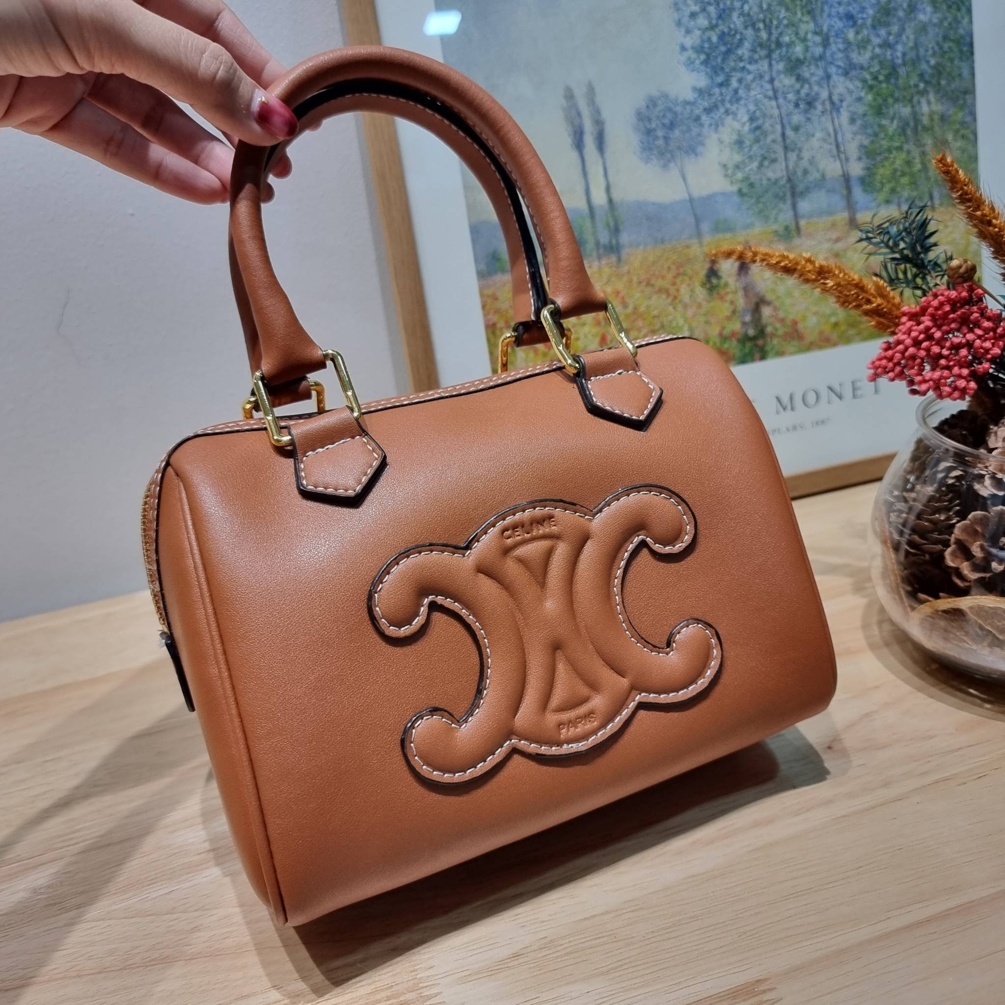 CELINE SMALL BOSTON CUIR TRIOMPHE IN SMOOTH LEATHER ฮิตมากกับสุดยอดความคลาสสิค ในรูปทรงสวย กับกระเป๋าสะพายทรงหมอน กะทัดรัด ขนาดกำลังดี ใช้งานสะดวก วัสดุหนังผิวเรียบ สวยคม