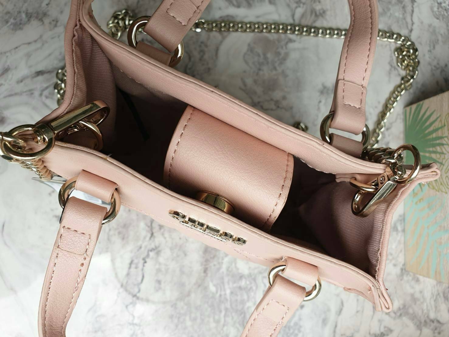 GUESS TAYLOR MINI SATCHEL CROSSBODY BAG กระเป๋าสะพายใบเล็ก สไตล์ สวยหรู คุณหนู ไฮโซ น่ารักมากๆ วัสดุหนังpu เย็บลายตาราง หนังนิ่ม จับนุ่มมือ และ ลายทาง หนัง saffiano ตั้งอยู่ทรง แบบน่ารักไม่ซ้ำใคร ด้านหน้าประดับโลโก้แบรนด์ อะไหล่ทอง มาพร้อมสายโซ่ ถอดออกได้