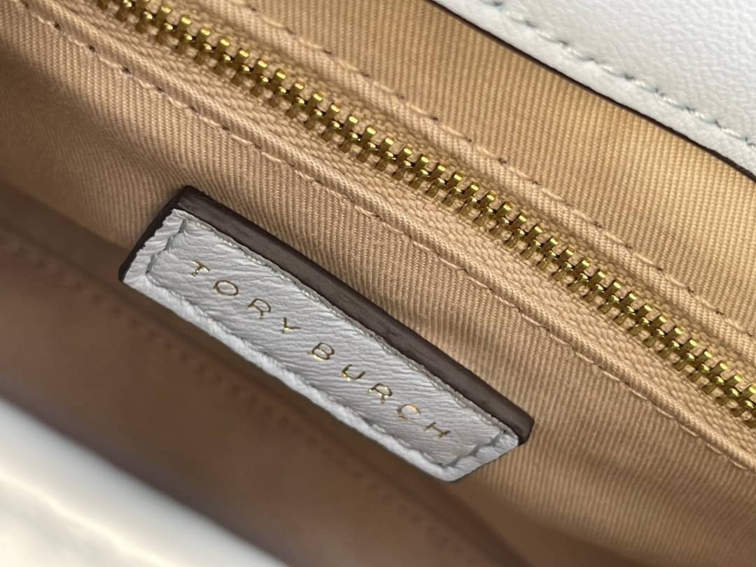 Tory Burch Savannah Convertible Shoulder Bag สาว ๆ ลุคสาวๆไม่ควรพลาด Collection นี้เลยนะคะ เป็นรุ่นที่ตอบโจทย์และครองใจสาว ๆ ได้อย่างแท้จริง เนื่องจากมีดีไซน์เรียบหรู โดยทางแบรนด์ได้ใช้เทคนิคการเย็บบนหนังเป็นลายเส้น (Chevron) ทำให้กระเป๋าดูมีราคามากยิ่งขึ