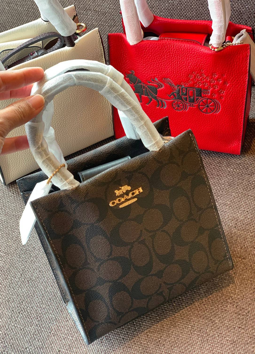 COACH MINI CALLY CROSSBODY IN SIGNATURE ((3599, 2184, 5693, 2134, 2183)) พร้อมส่งที่ไทยทันที! กระเป๋าสะพายครอสบอดี้ร์ กระเป๋าครอสบอดี้โท้ทมินิไซส์ รุ่นใหม่สุดฮอต!! ใบจริงคือน่ารักม้ากกกก!! สวยอยู่ทรง น่ารักน่าใช้ ทรงTote ปากกระเป๋าเปิดปิดแบบแม่เหล็ก ภายใน