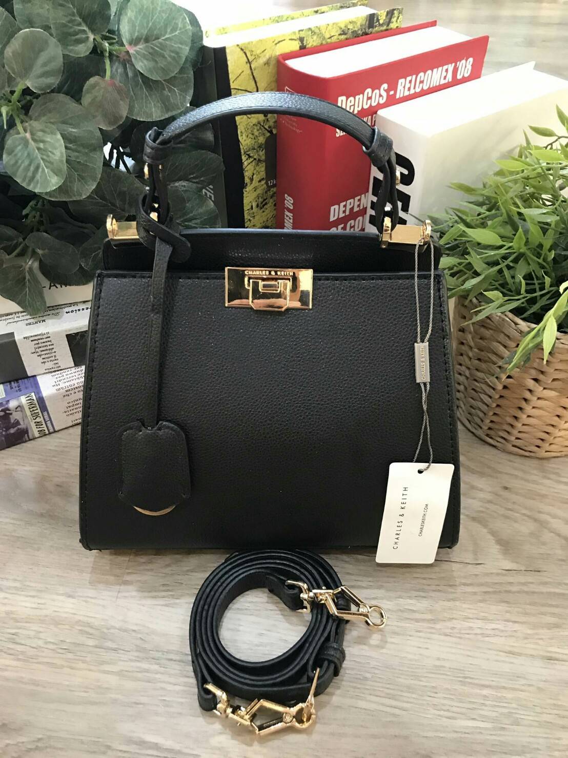 CHARLES & KEITH ANGULAR PUSH-LOCK HANDBAG 2018 กระเป๋าถือหรือสะพายคอลเลคชั่นใหม่ หนังสวยอยู่ทรง ขนาดกำลังดี น้ำหนักเบา มาพร้อมTag ห้อยที่หูกระเป๋า หูจับถนัดมือ สายสะพายยาวถอดได้ ปรับระดับได้ เปิดปิดด้วยตัวล็อคพับอะไหล่ทองปั๊มโลโก้ ภายในกว้างสามารถใส่กระเป
