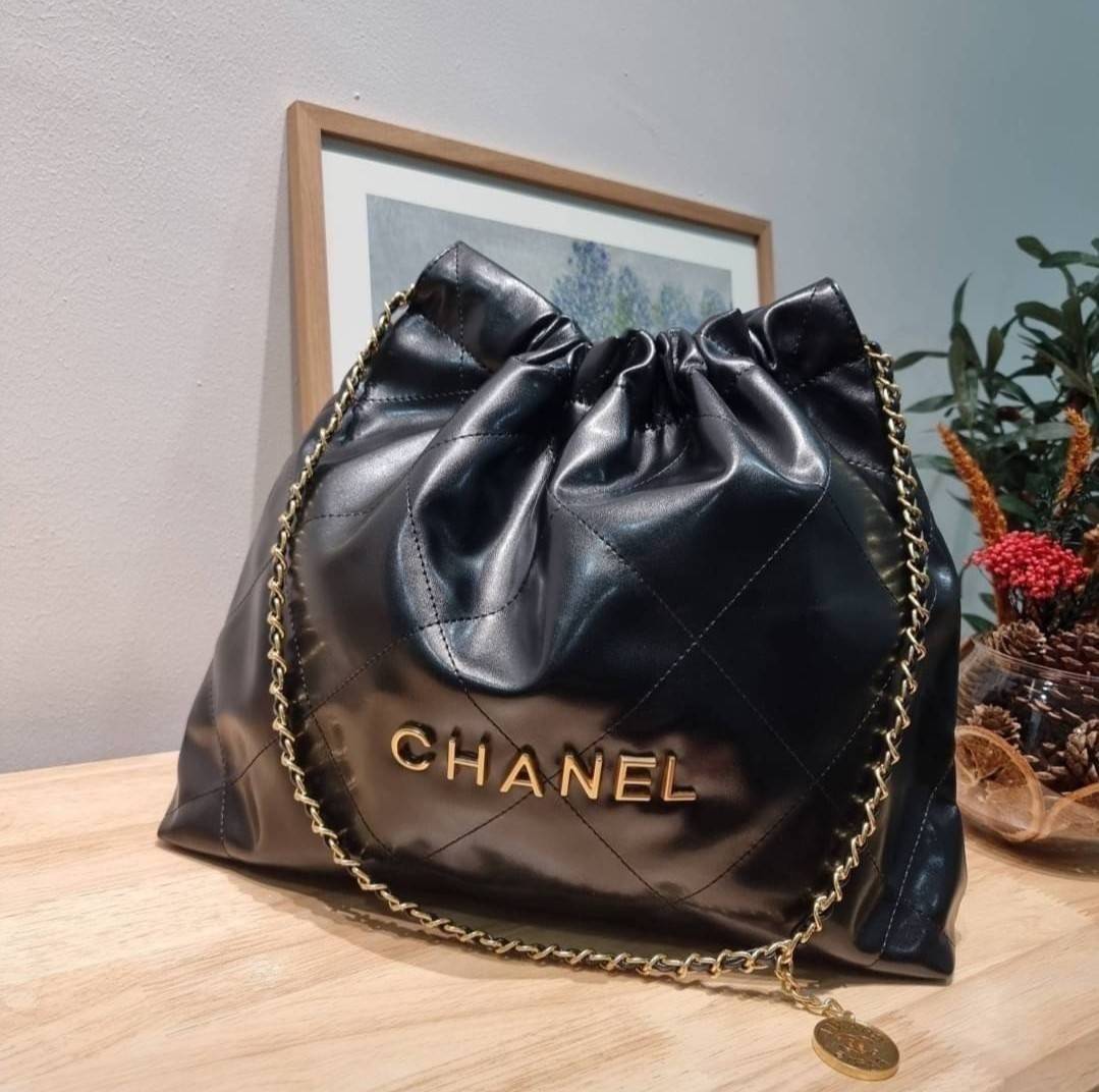 Chanel 22 bag เกินต้านที่สุดกับไอเท็มนี้ ที่สาวๆหรือใครๆก็ต้องมีแล้ว!! แค่เห็นก็หลงรัก กระเป๋าทรงสวย ดีเทลเรียบแต่มีความหรูแอบซ่อนอยู่ ด้วยดีไซน์สายสะพายโซ่สีทอง และโลโก้อันโดดเด่น ดีงามน่าหลงใหลมาก