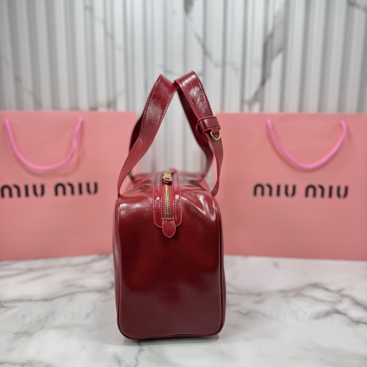 ORI หนังแท้ | Miu Miu Leather top-handle bag กระเป๋าสะพายทรง keepall เรียบแต่ฟาด หรูหราทุกองศา ใครเห็นก็ต้องเหลียว