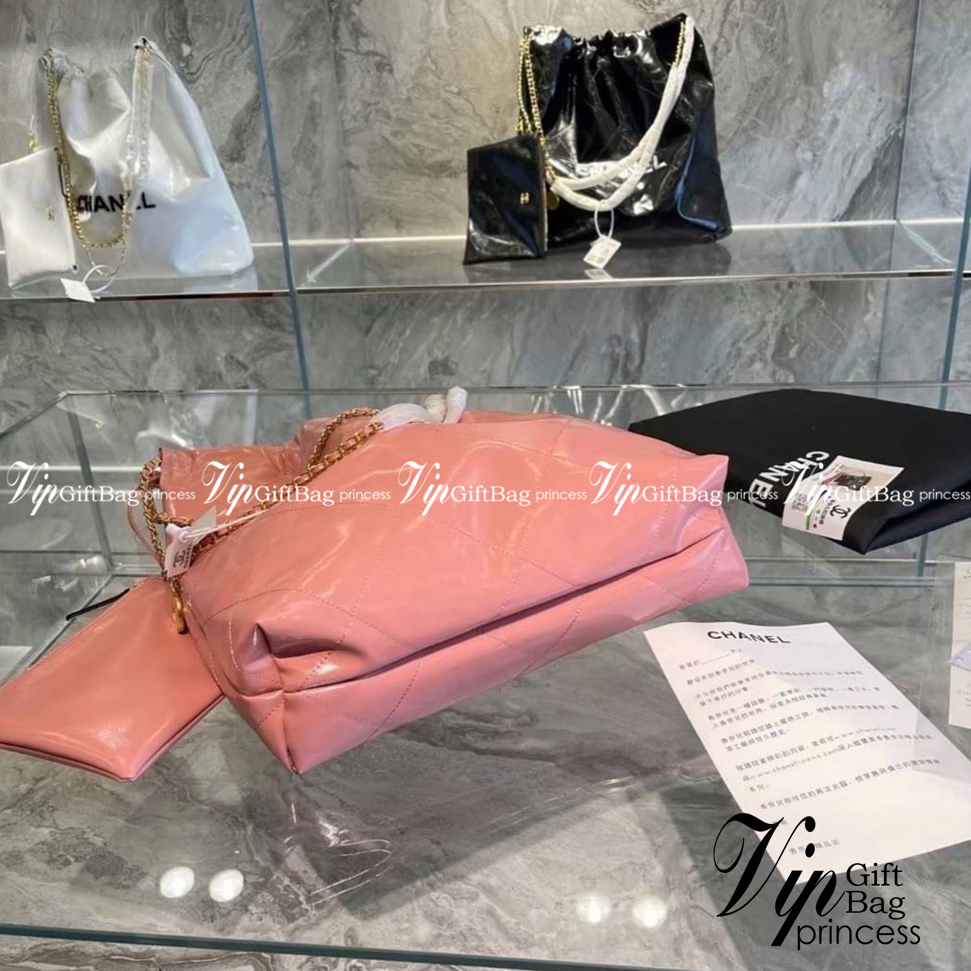 Chanel ss22 Logo CC shopping tote / Chanel 22 handbag มาแรงที่สุดในตอนนี้ก็คือรุ่นนี้เลย ใช้งานง่ายรุ่นนี้สามารถใช้ได้ทั้งผู้หญิงและผู้ชายน้า เกินต้านที่สุดกับไอเท็มนี้ ที่สาวๆหรือใครๆก็ต้องมีแล้ว!! แค่เห็นก็หลงรัก กระเป๋าทรงสวย