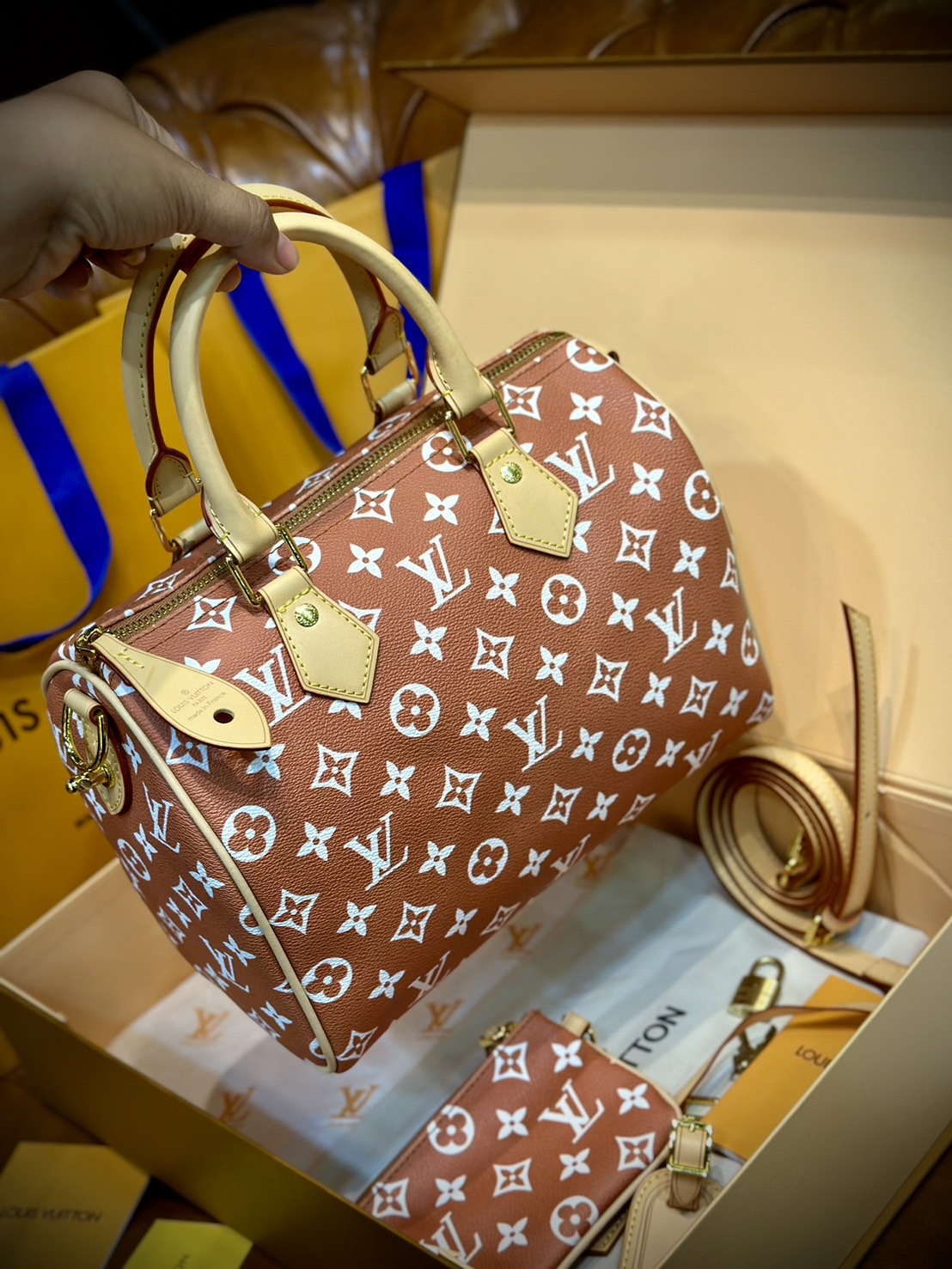 LV Speedy P9 Bandoulière 25 กระเป๋าสะพายสปีดี้รุ่นใหม่หรูหรา กระเป๋าทรงหมอนท็อปฮิตดีไซน์ใหม่ต้อนรับฤดูร้อน โดดเด่นด้วยการตกแต่งลายพิมพ์สดใส รูปทรงสวยตลอดกาล