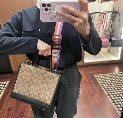 COACH C6918 DEMPSEY TOTE 22 IN SIGNATURE CANVAS WITH DISCO PATCHES คอลเลคชั่นคลาสสิค ที่มาพร้อมดีเทลใหม่ กระเป๋าทรงโท้ท ขนาดน่ารักน่าใช้มากๆ สาวๆถูกอกถูกใจกันนับไม่ถ้วน!! รอบนี้เพิ่มลูกเล่นที่สายสะพาย ดีไซน์กึ่งสปอร์ต ทำให้ใช้งานได้ไม่มีเบื่อ ฟังก์ชั่นการ