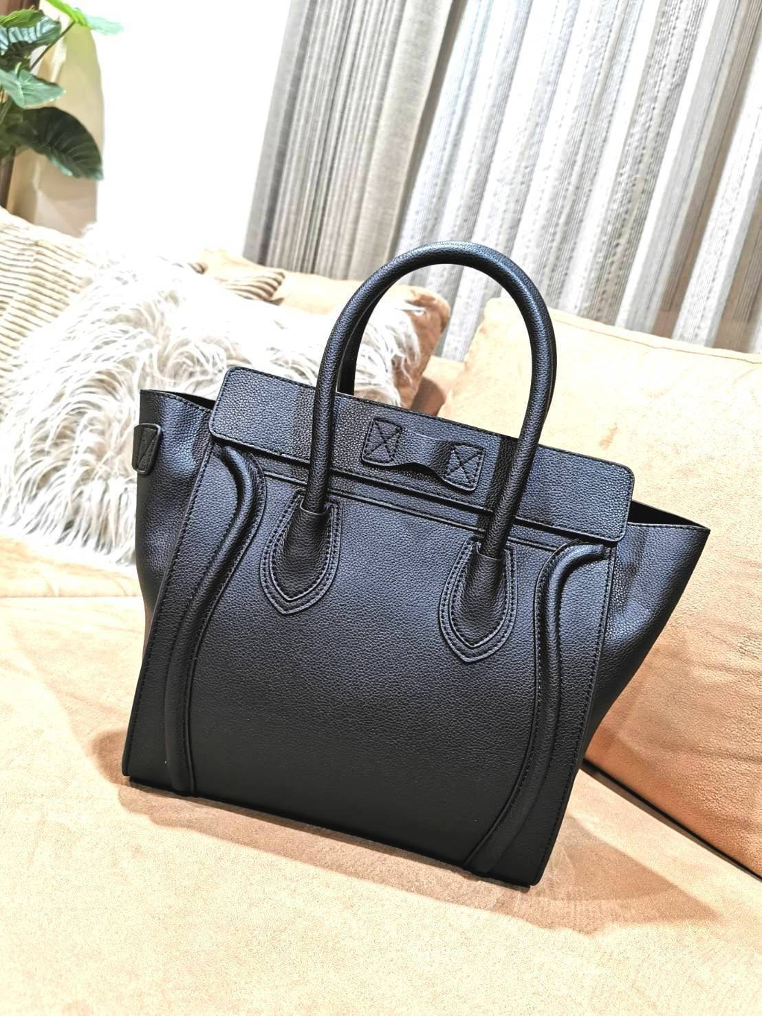 CELINE HANDLE BAG VIP GIFT WITH PURCHASE (GWP) พรีเมี่ยมกิ๊ฟรุ่นใหม่ Limited Edition จาก CELINE HAUTE PARFUME DUTYFREE COUNTER หนังแท้ Calf Skin Leather มาในดีไซน์สุดหรูยอดนิยมหนังนิ่มหอมขึ้นเทคเจอร์สวยอยู่ทรง เปิดปิดด้วยซิปสะดวกใช้ ด้านหน้ามีโลโก้แบรนด์ 