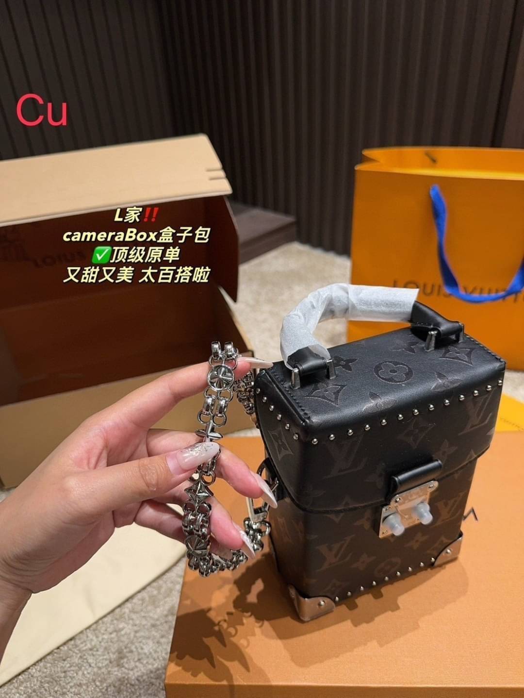 LV Camera Box Leather Bag กระเป๋าทรงกล้องสีดำคลุมโทนสวยคลาสสิก ปั้มลาย Monogram Flower ให้กลิ่นอาย edgy สไตล์ร็อกแอนด์โรล ไอเท็มหรูหราย้อนยุค ผสมผสานความทันสมัย