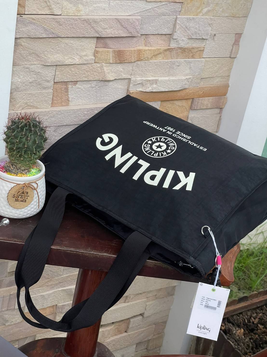 Kipling Stacey Tote Bag(KI3101) คอลเลคชั่นใหม่ล่าสุดจากkipling เป็นกระเป๋าที่มีสายคล้องเอาไว้ใช้งานบริเวณไหล่ สามารถจัดเก็บสิ่งของได้ในจำนวนมาก รวมไปถึงตัวซิปที่มีความไหลลื่น ใช้งานง่ายไม่มีสะดุดในขณะเดียวกันตัวกระเป๋าเองก็มีน้ำหนักเบามาก ๆ พื้นฐานที่สามา