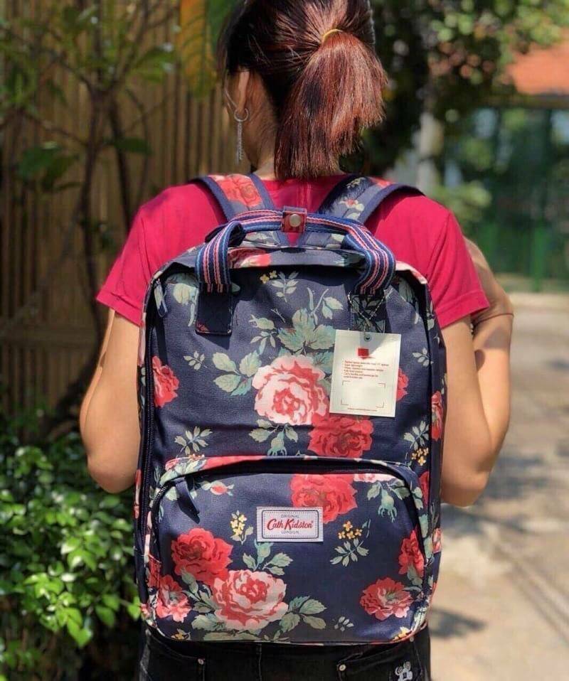 Cath Kidston Backpack Bag กระเป๋าเป้สไตล์วินเทจรุ่นสุดฮิต เป็นอีกรุ่นที่สาวๆถามถึงกันเยอะค่ะ วัสดุ Canvas เคลือบ PVC กันน้ำสามารถเช็ดทำความสะอาดได้ง่าย น้ำหนักเบา เปิดปิดกระเป๋าด้วยซิปสะดวกใช้ พร้อมช่องซิปด้านหน้ากระเป๋าอีกหนึ่งช่องใช้งาน ด้านในโล่งกว้างม