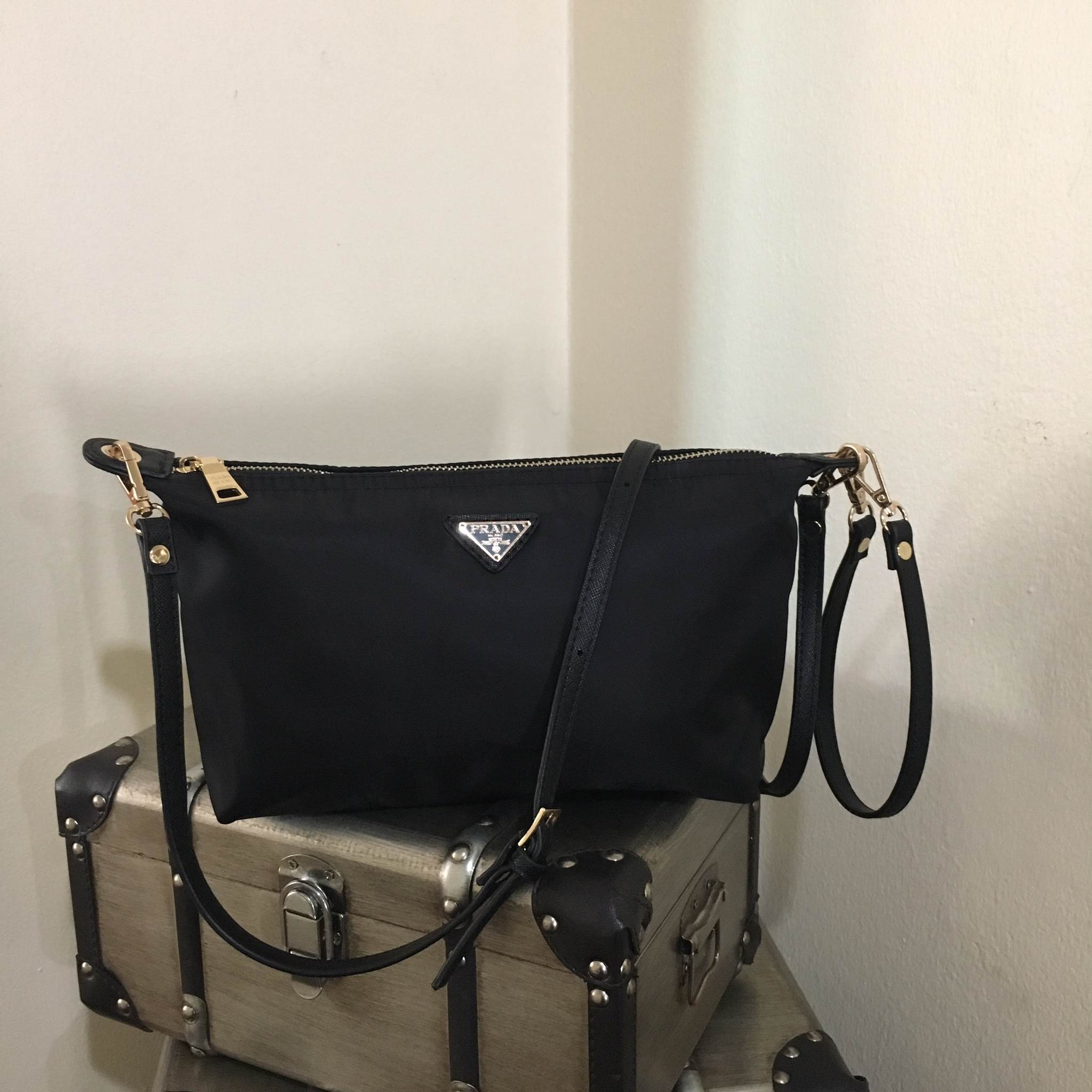 Best seller สินค้าเข้าใหม่ งานพรีเมี่ยมกิ้ฟจากเคาเตอร์ต่างประเทศ กระเป๋า สวยๆ จาก แบรนด์ PRADA เปนกระเป๋า เครื่องสำอางค์ แต่มีสายสะพายยาวให้ 2 สาย เป็นแบบคล้องแขน และสะพายข้างลำตัว เลิศมาก ใช้เป็น shoulder bag ได้เลยค่า หรือ ถือลำลองสวยๆ ก้อเลิศคะ คุ้มมาก