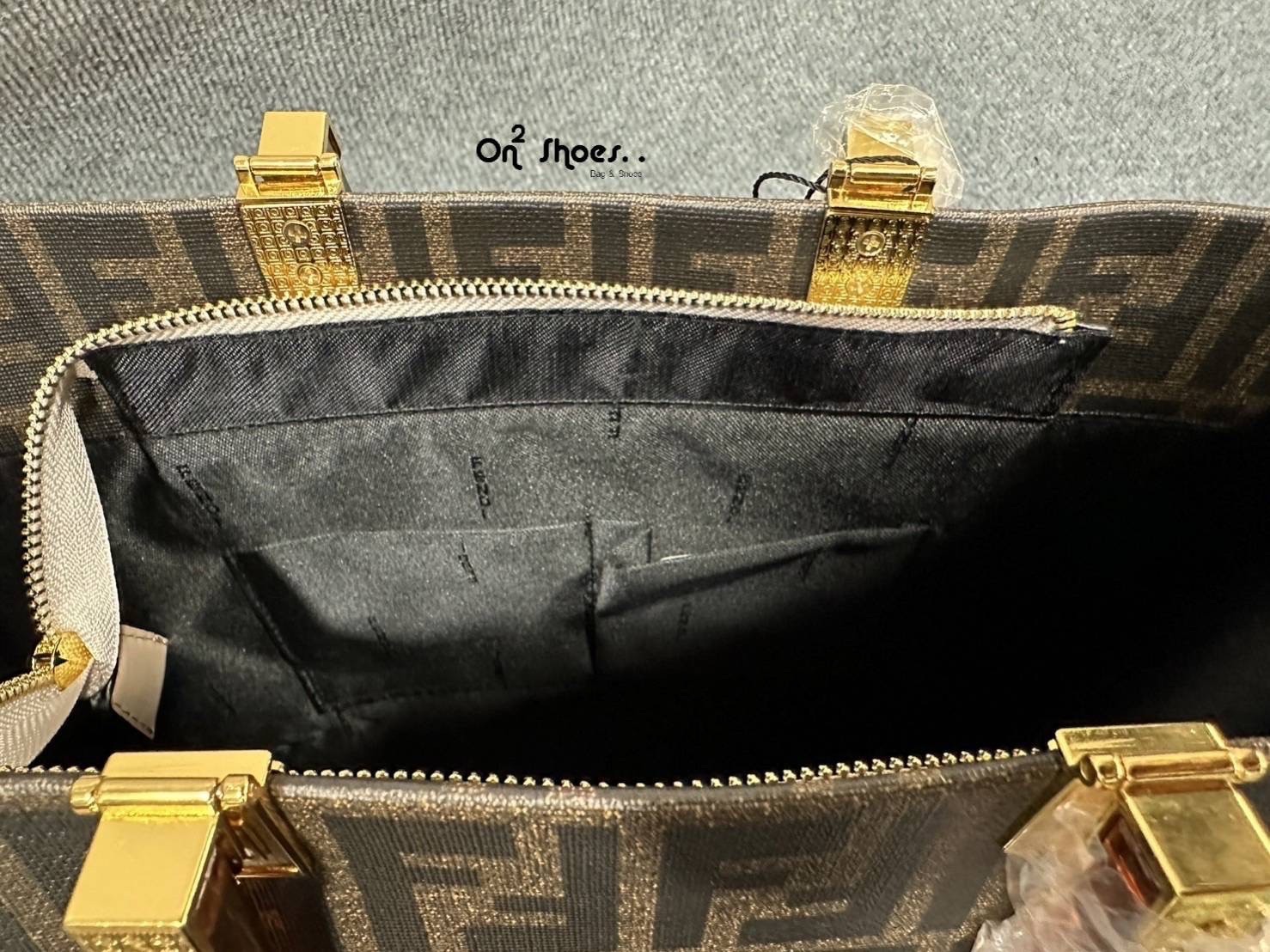 FENDI SHOPPING BAG / FENDI TOTE BAG กระเป๋าถือ/สะพายไหล่ ทรงสวย หรู ดูโดดเด่น ดีไซน์ทันสมัย